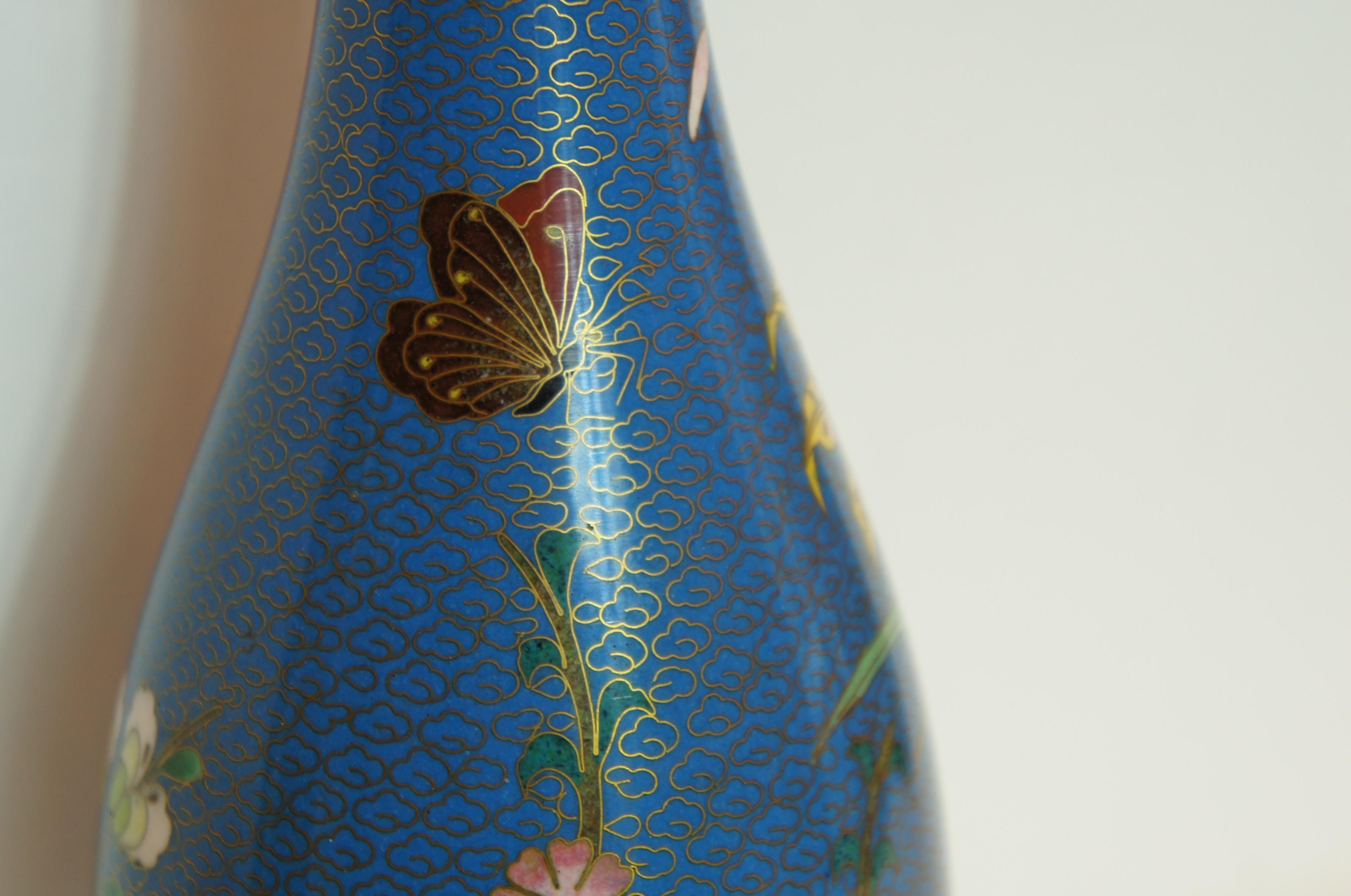 Milieu du XXe siècle Vase japonais ancien à fleurs bleues avec cuivre/cloisson, années 1950 en vente