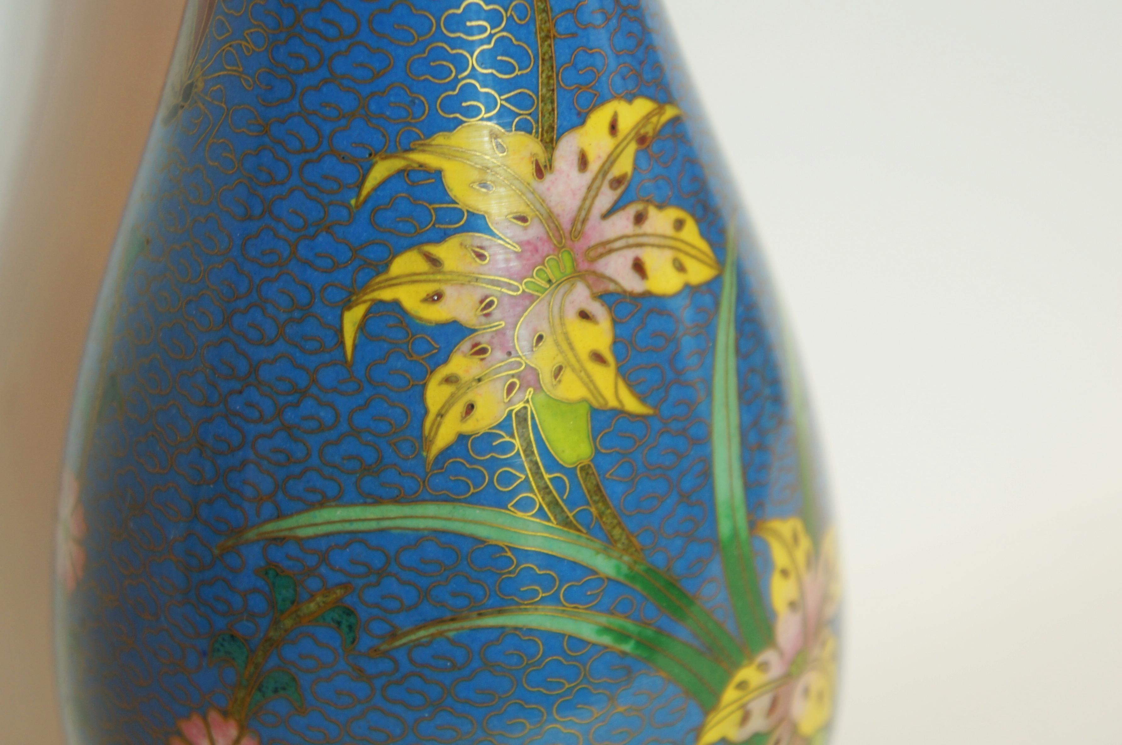 Cuivre Vase japonais ancien à fleurs bleues avec cuivre/cloisson, années 1950 en vente