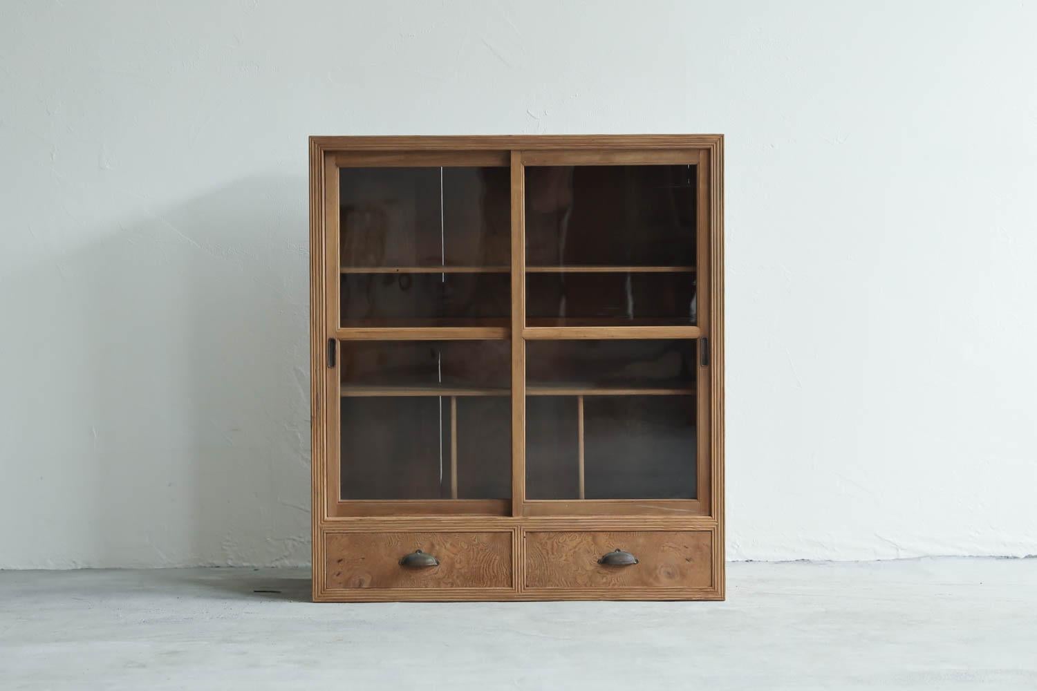 This is a modernized piece of Japanese antique furniture produced in the Taisho period (1912-1926 CE) .

This furniture is made by applying traditional techniques used in Japanese shrines.

This furniture has a joining technique called 