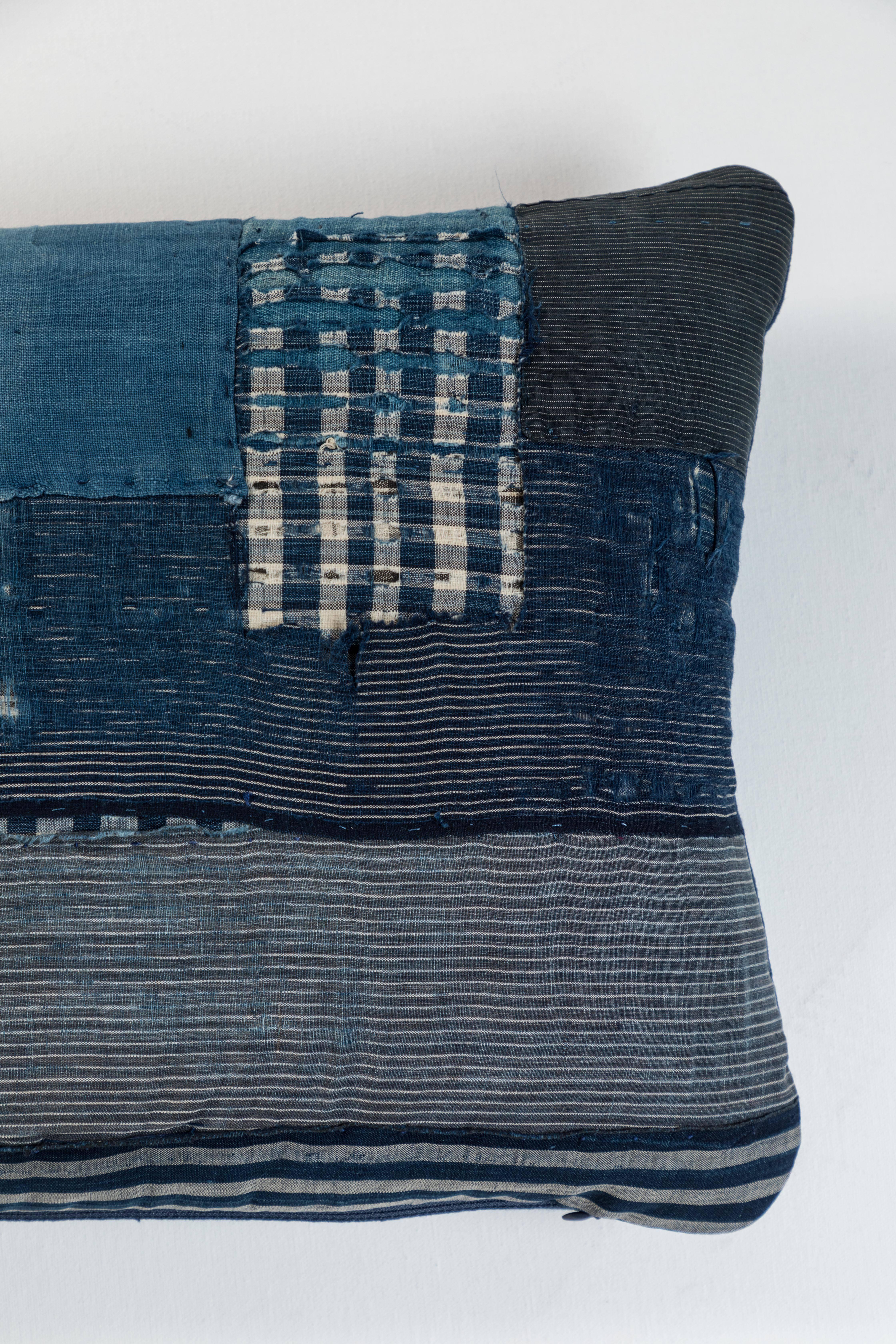 Antique Japanese Boro Textile Pillow In Distressed Condition For Sale In Los Angeles, CA