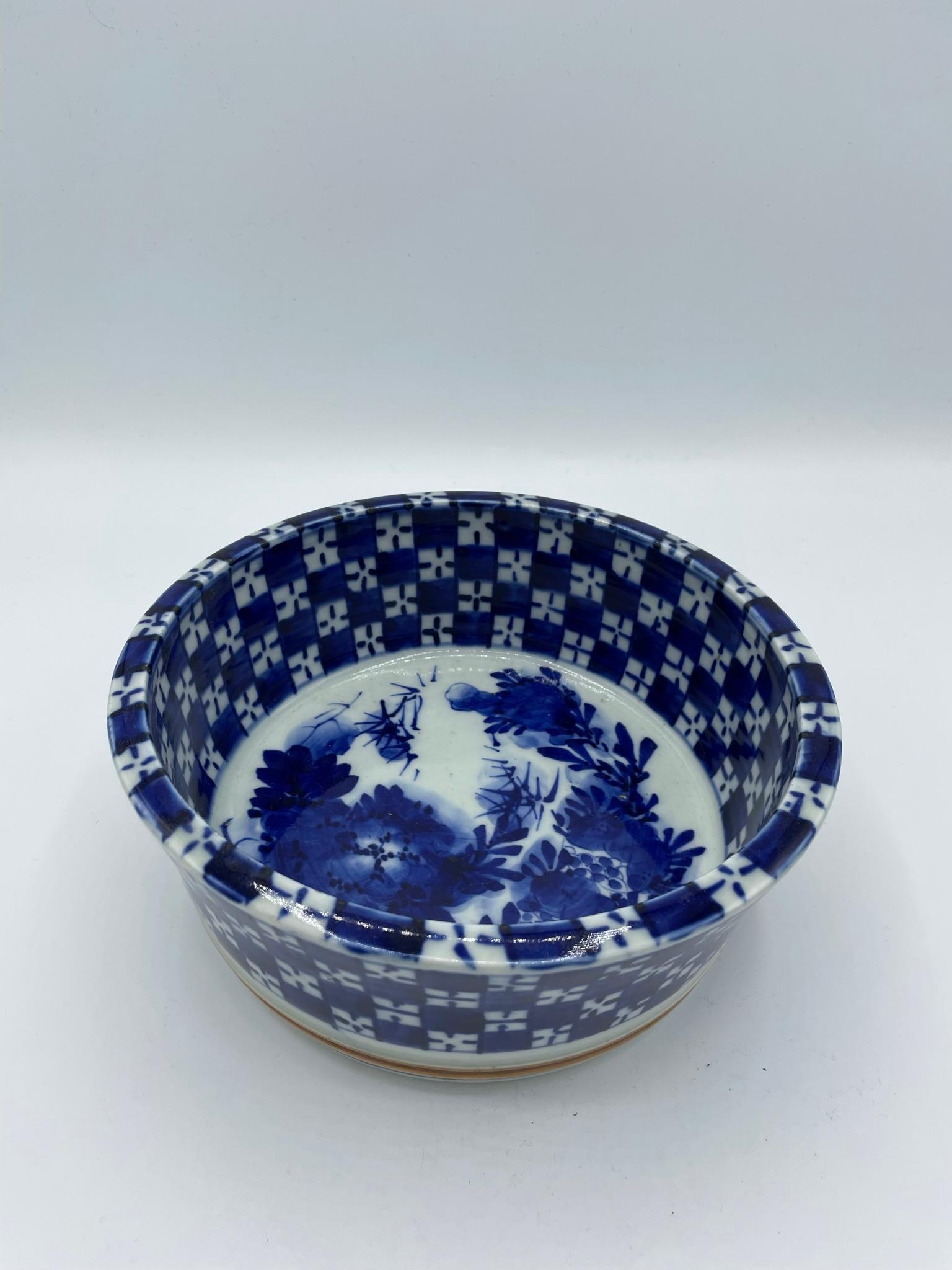 This is a bowl made in Japan around 1920s in Taisho era.
It can use as a food bowl but also as a flower vase.
The colour is blue and white, on the bottom is brown.
It is hand painted and a beautiful piece.

Dimensions:
H7.5 x 18.4 x 18.4 cm.