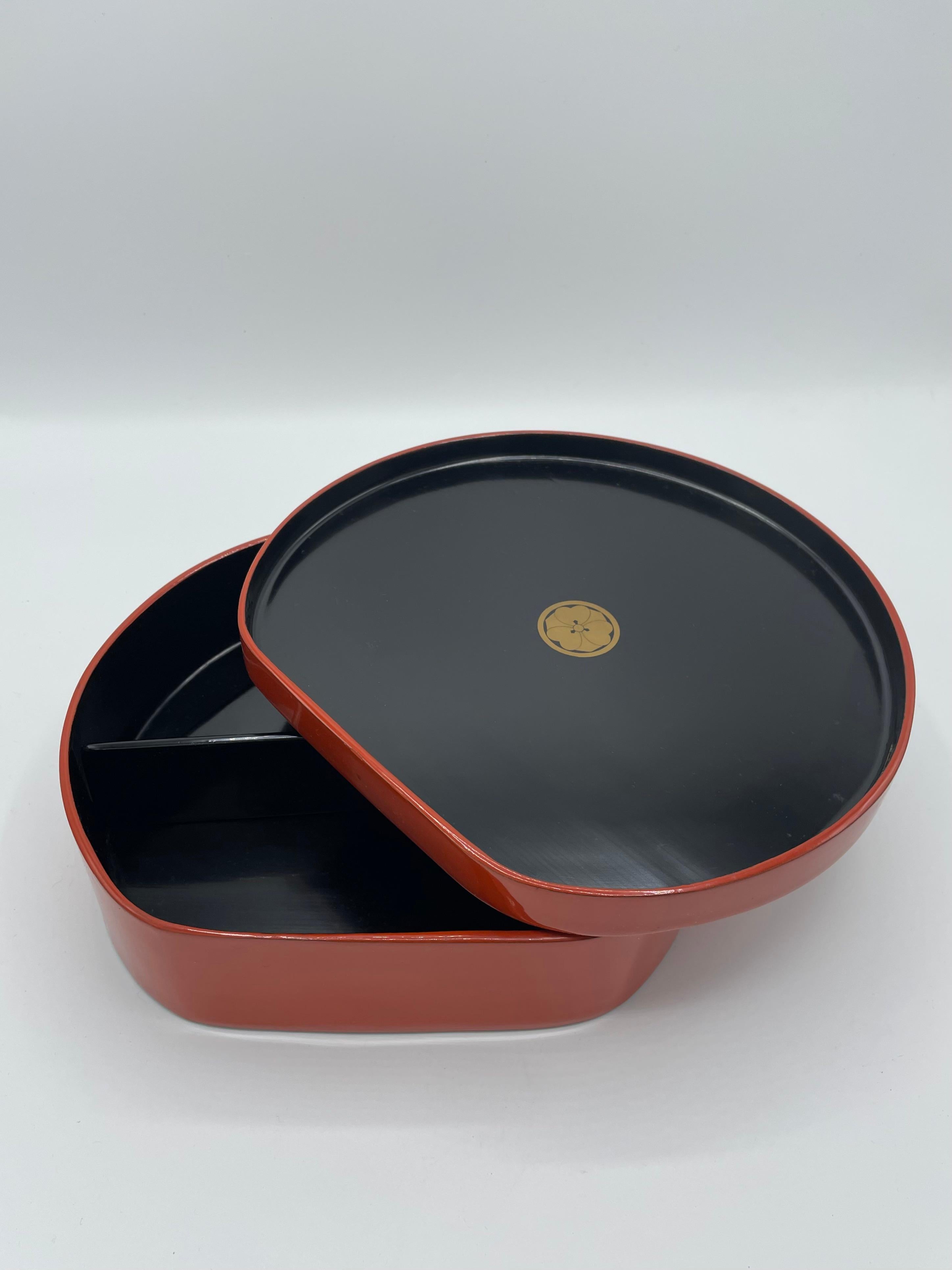 Boîte japonaise ancienne rouge et noire avec écusson familial et articles en laque Bon état - En vente à Paris, FR