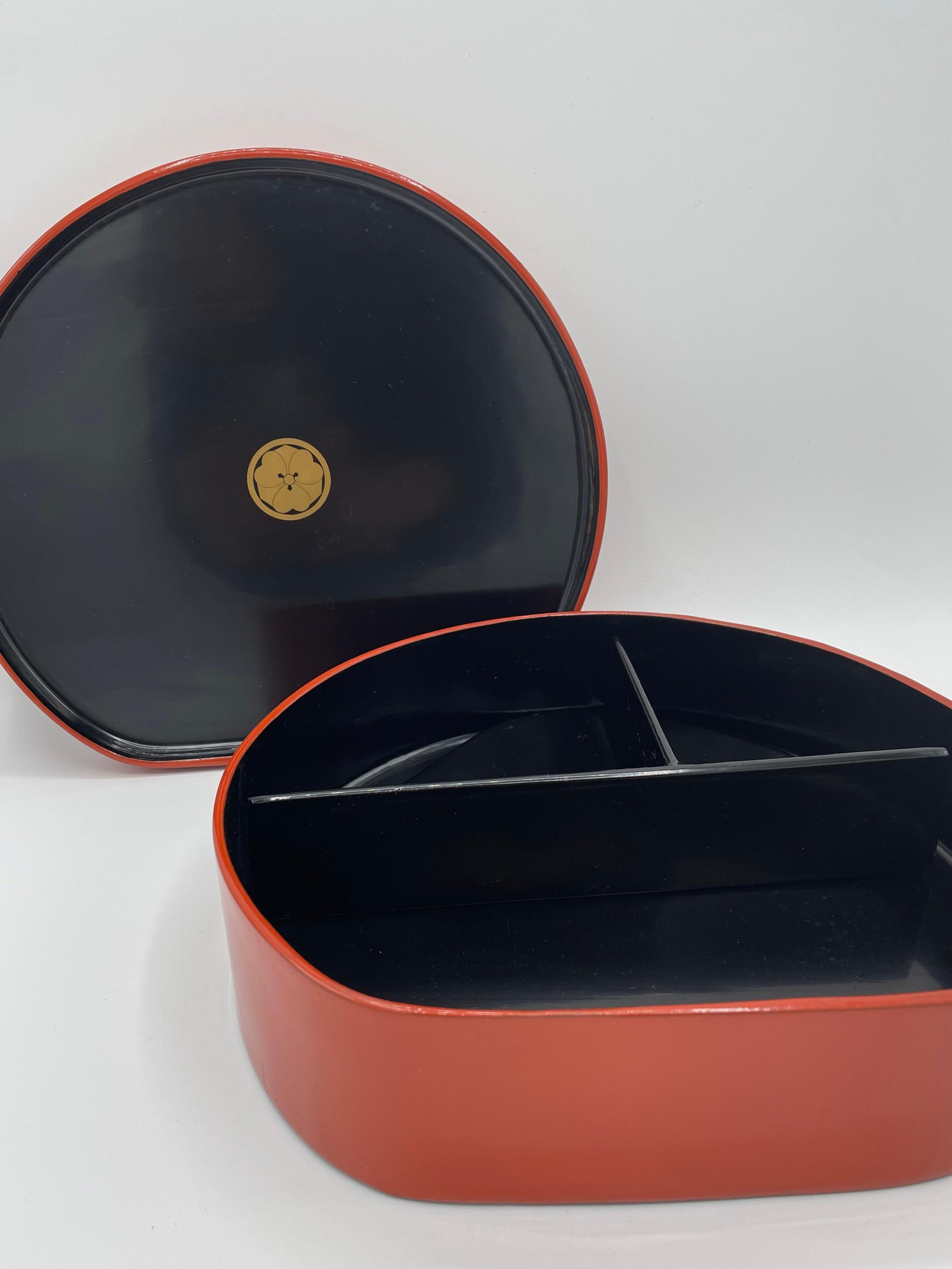 20ième siècle Boîte japonaise ancienne rouge et noire avec écusson familial et articles en laque en vente