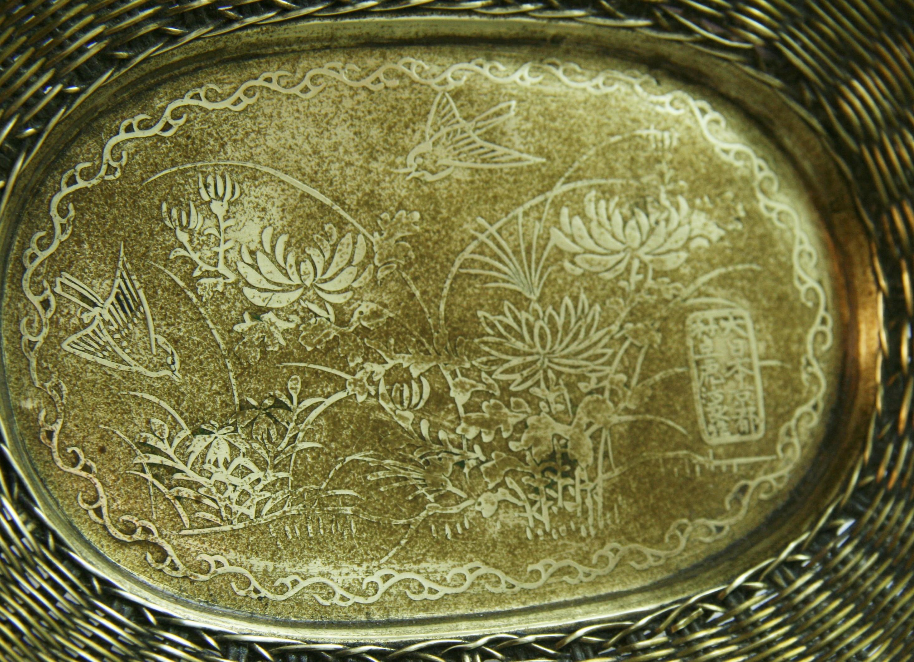 Antico giapponese  Impanata in ottone  Vide Poche  Piatto con disegno floreale in rilievo in vendita 2