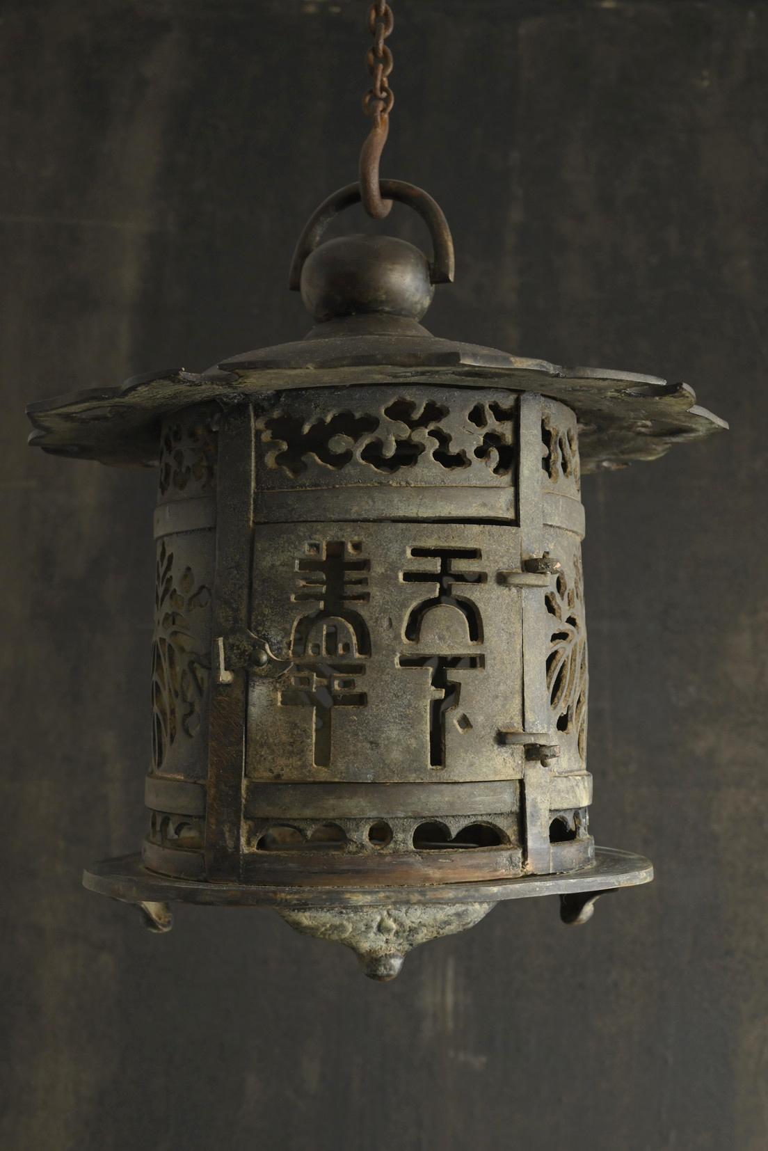 [Note] Cet article est vendu en l'état, sans câblage installé. La tension et les prises varient d'un pays à l'autre. Il convient donc de faire appel à un électricien pour l'installation du câblage. Bien que la catégorie de l'article puisse indiquer