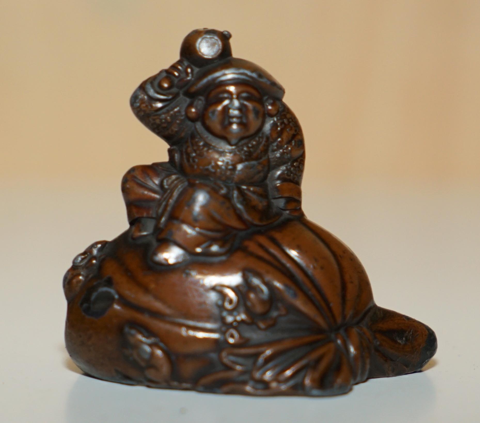 Casa Reale Antiquariato

Royal House Antiques è lieta di offrire in vendita questa piccola statua in bronzo antica del 1900-1920 che raffigura un Buddha seduto su un sacco che versa dell'acqua.

Una statuetta bella e decorativa, interessante,