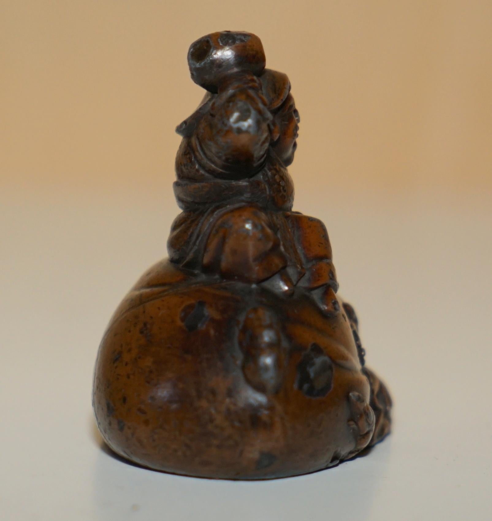 Esportazione cinese STATUA ANTICA GIAPPONESE DI BUDDHA IN BRONZO DI LUI CHE SI SENTIVA SU UN SACCO CHE BEVEVA ACQUA in vendita