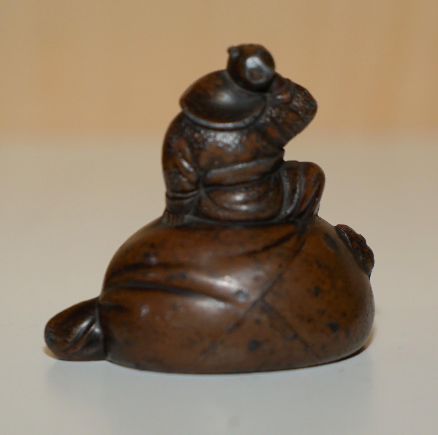 Giapponese STATUA ANTICA GIAPPONESE DI BUDDHA IN BRONZO DI LUI CHE SI SENTIVA SU UN SACCO CHE BEVEVA ACQUA in vendita