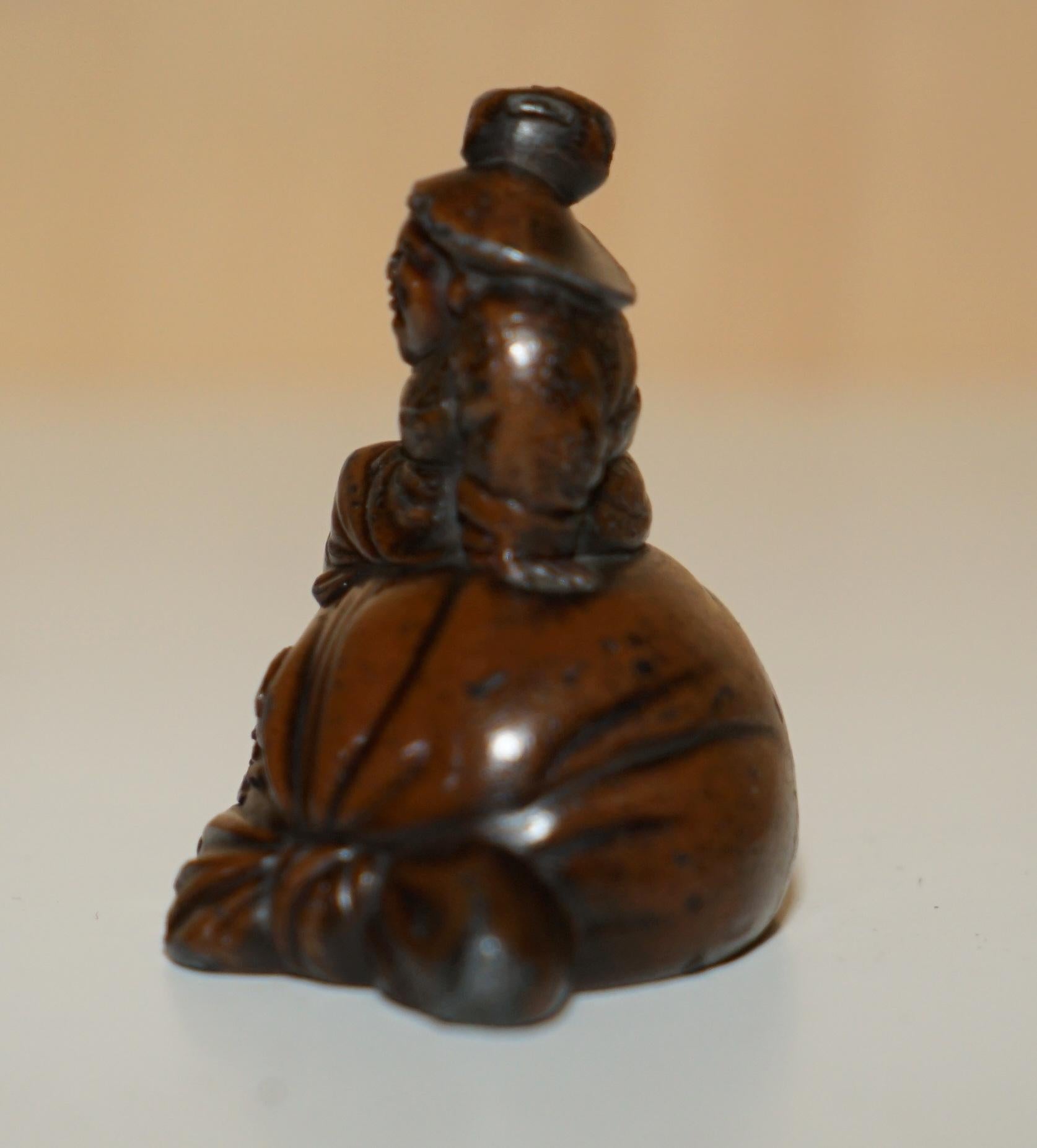 Intagliato a mano STATUA ANTICA GIAPPONESE DI BUDDHA IN BRONZO DI LUI CHE SI SENTIVA SU UN SACCO CHE BEVEVA ACQUA in vendita