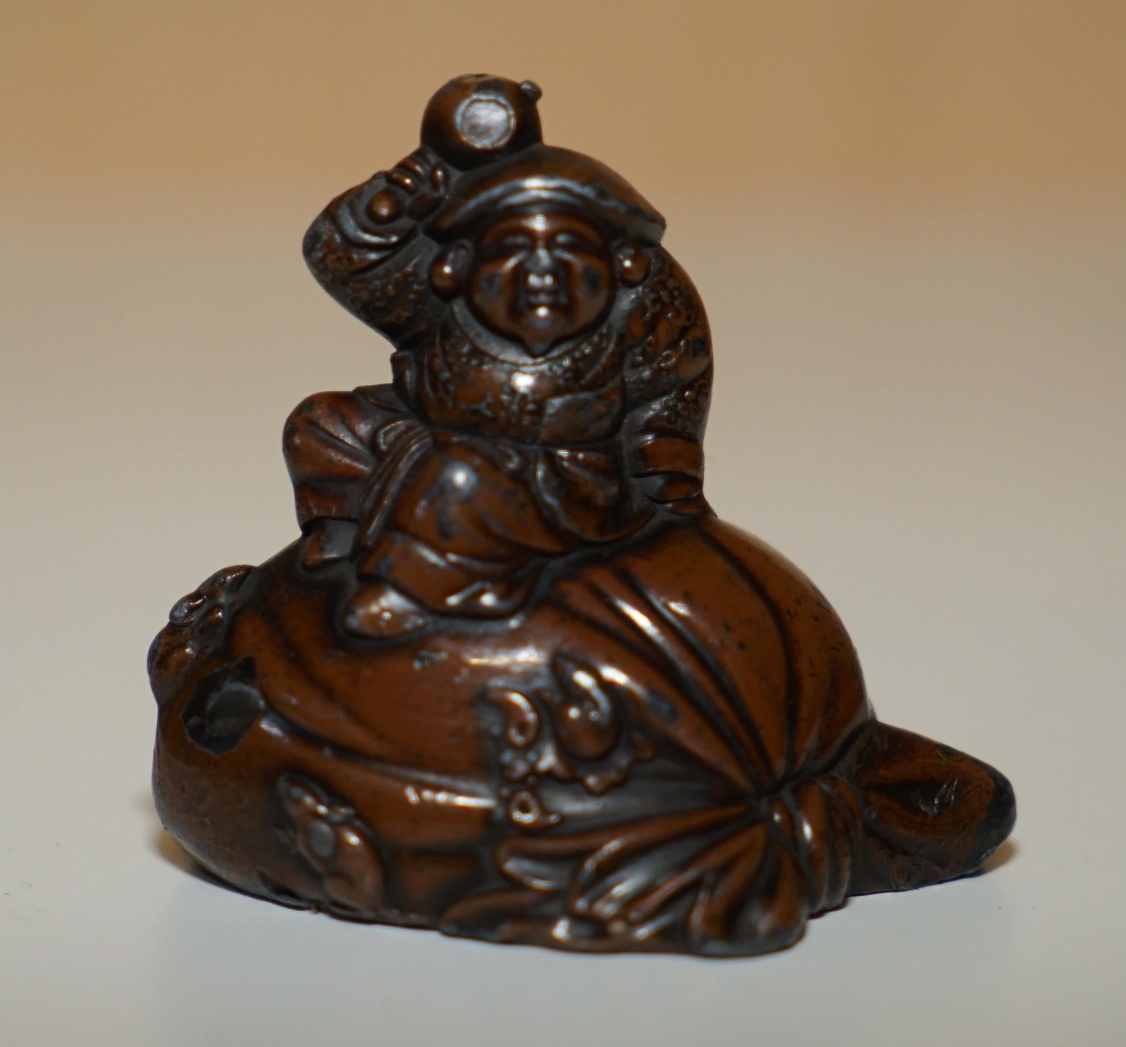 STATUA ANTICA GIAPPONESE DI BUDDHA IN BRONZO DI LUI CHE SI SENTIVA SU UN SACCO CHE BEVEVA ACQUA In condizioni buone in vendita a West Sussex, Pulborough