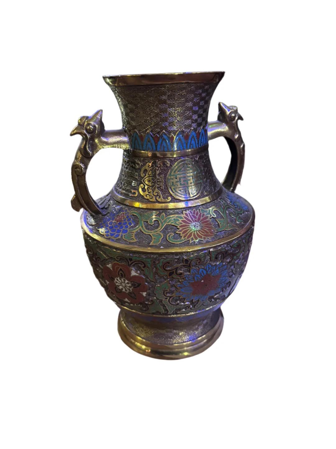 Urne ancienne en bronze japonais cloisonné/champlevé

Ce site  Le vase urne antique japonais en bronze cloisonné/champlevé met en valeur l'art intemporel de l'artisanat japonais traditionnel. Avec ses motifs complexes et ses couleurs éclatantes,