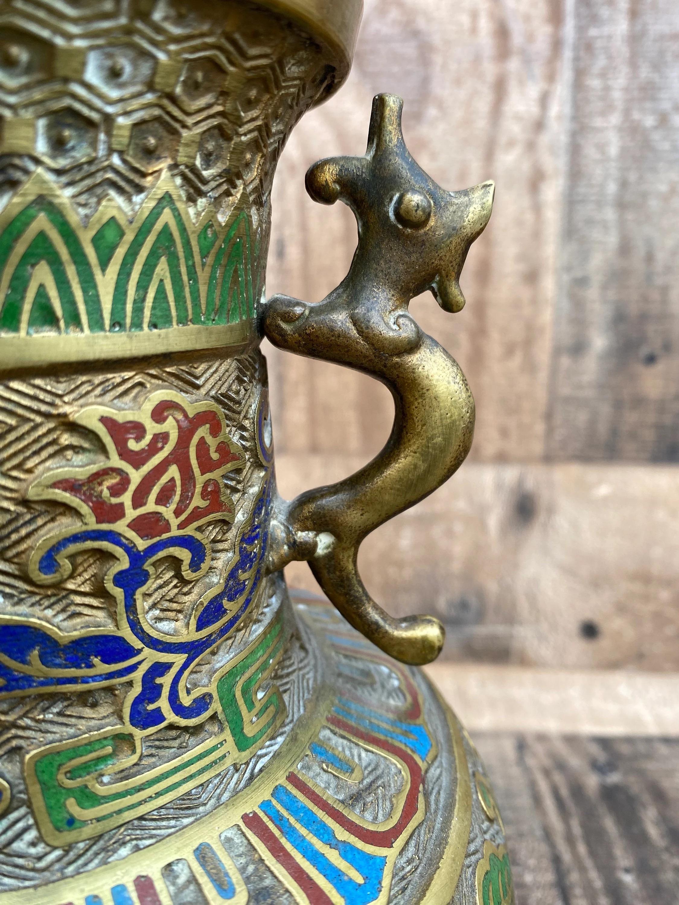 Altro Antico vaso-urna giapponese in bronzo Cloisonne/Champleve in vendita