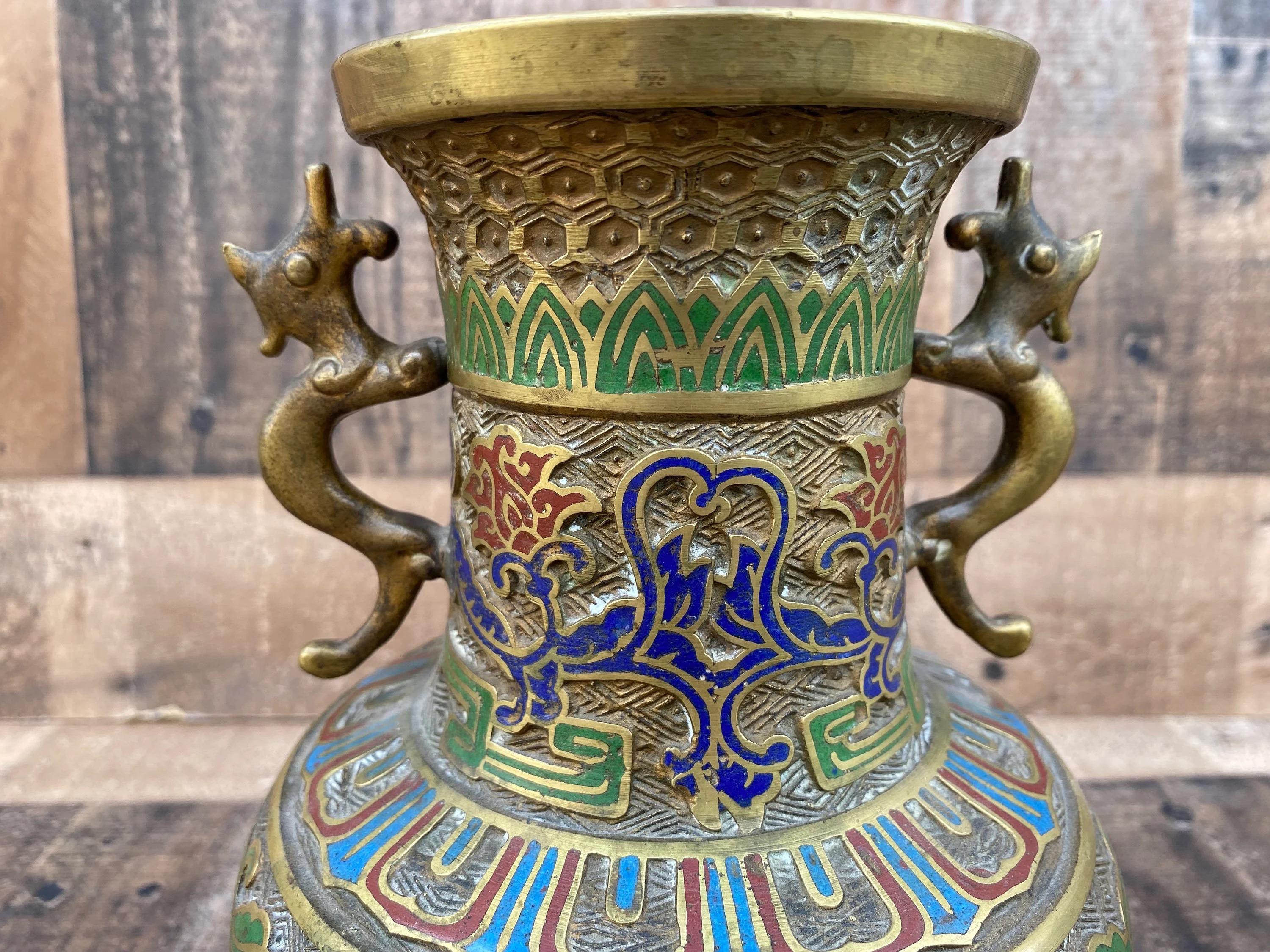 Giapponese Antico vaso-urna giapponese in bronzo Cloisonne/Champleve in vendita