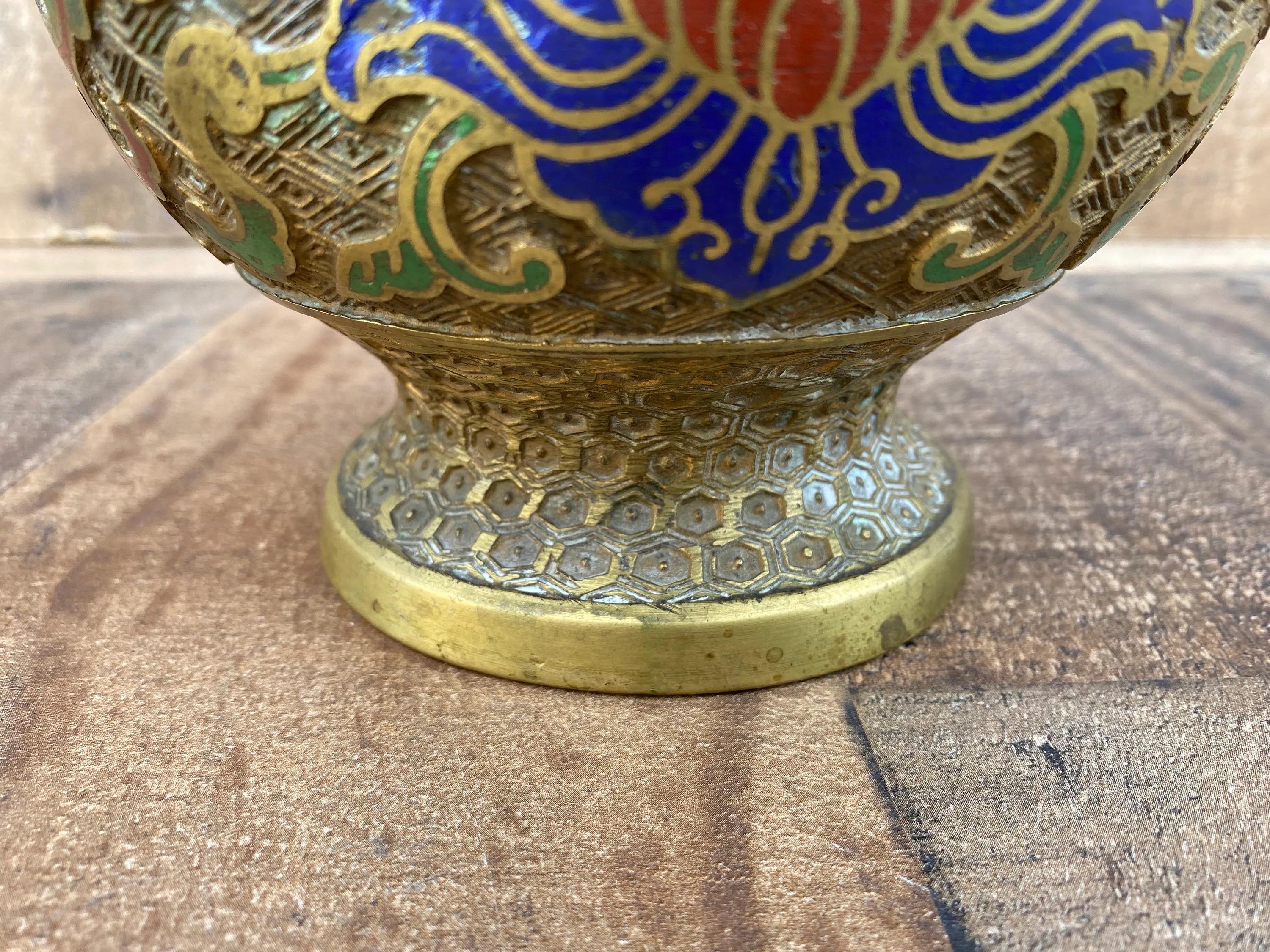 Antico vaso-urna giapponese in bronzo Cloisonne/Champleve In condizioni buone in vendita a Chicago, IL
