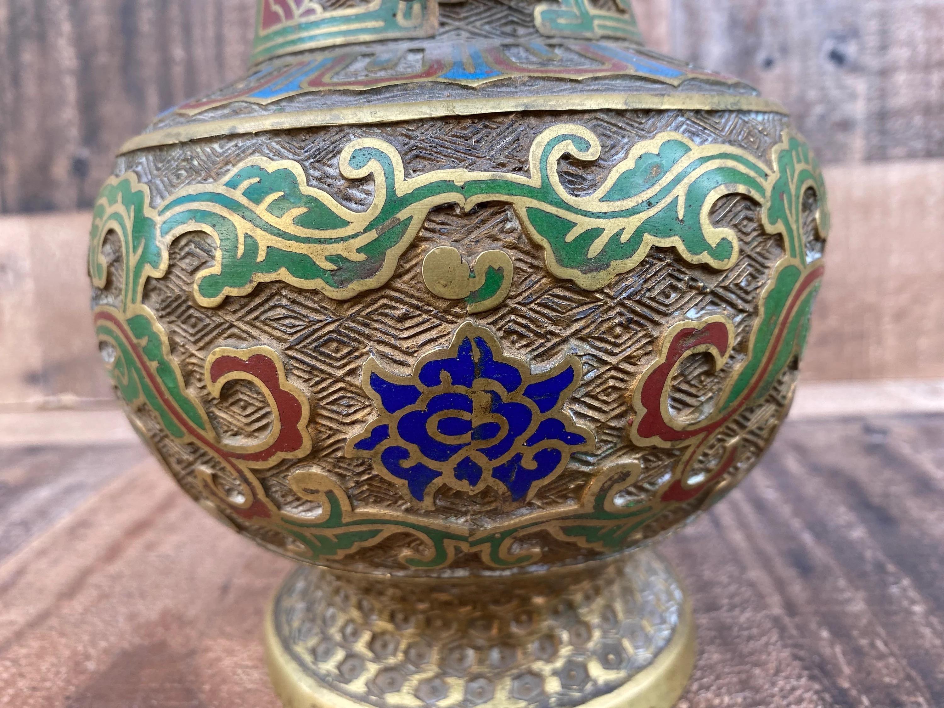 XIX secolo Antico vaso-urna giapponese in bronzo Cloisonne/Champleve in vendita
