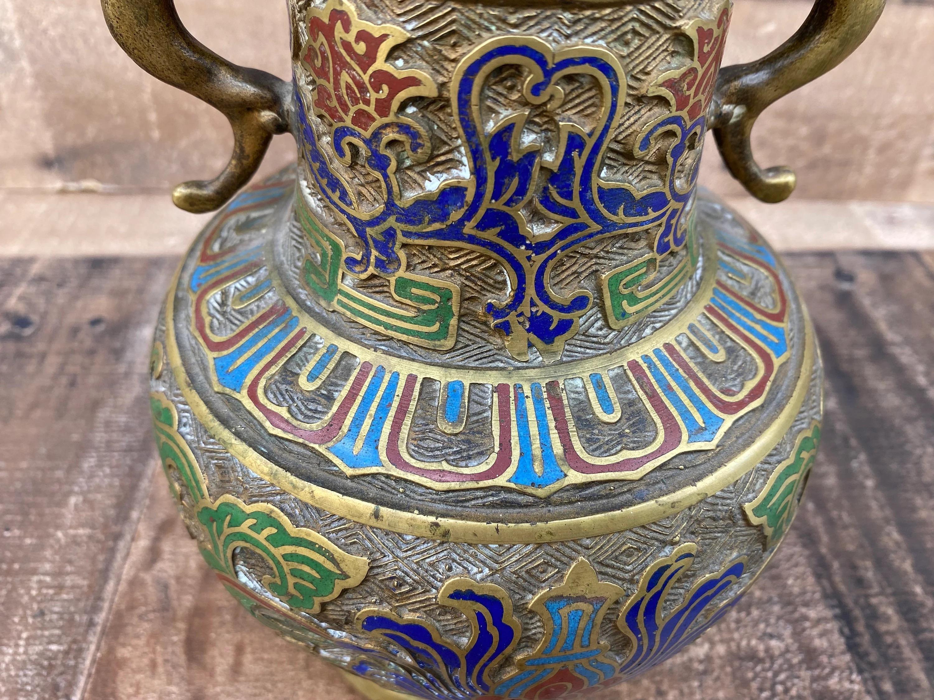 Metallo Antico vaso-urna giapponese in bronzo Cloisonne/Champleve in vendita