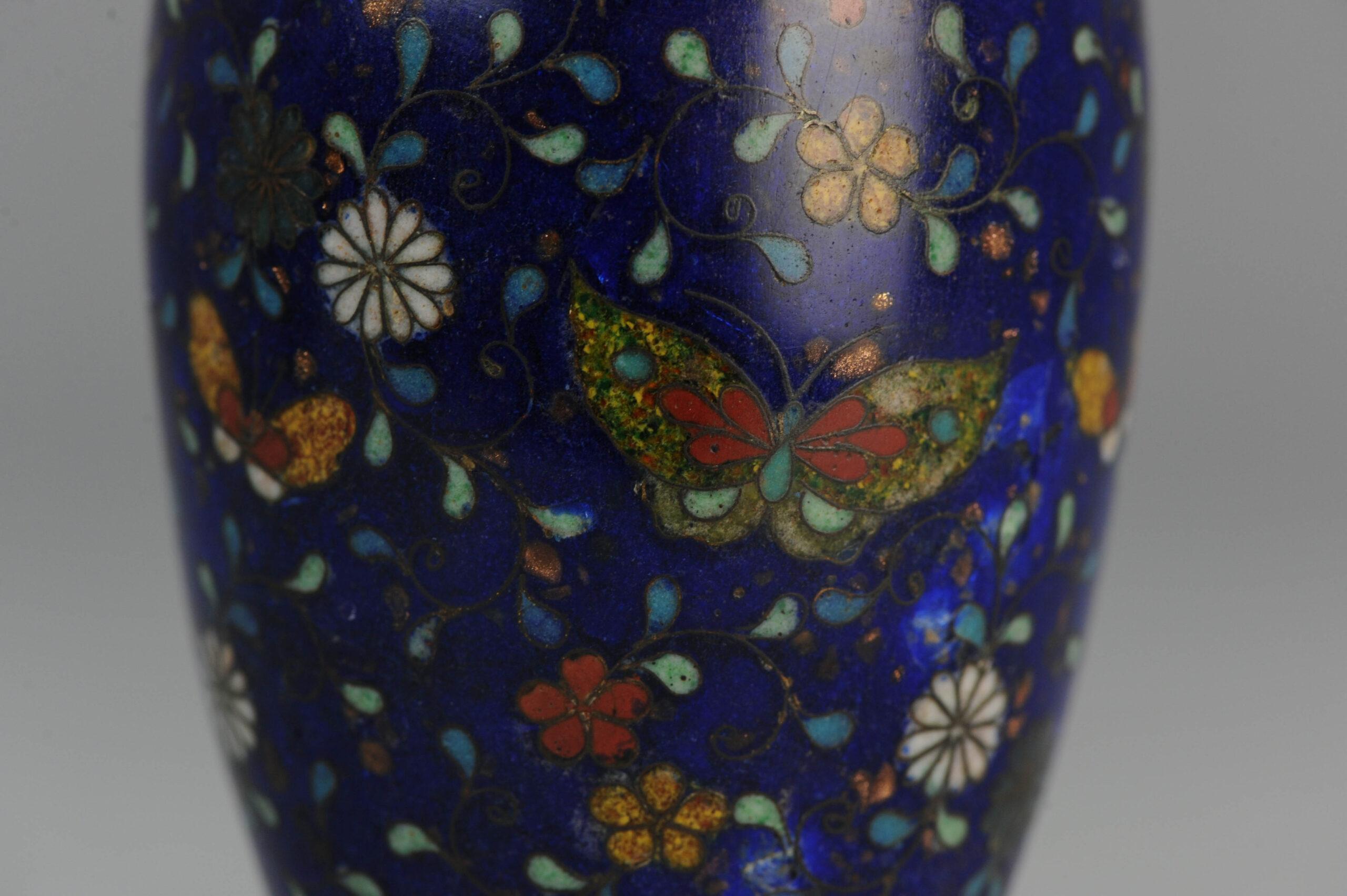 Meiji Antico vaso giapponese in bronzo cloisonné con farfalle colorate, XIX secolo in vendita