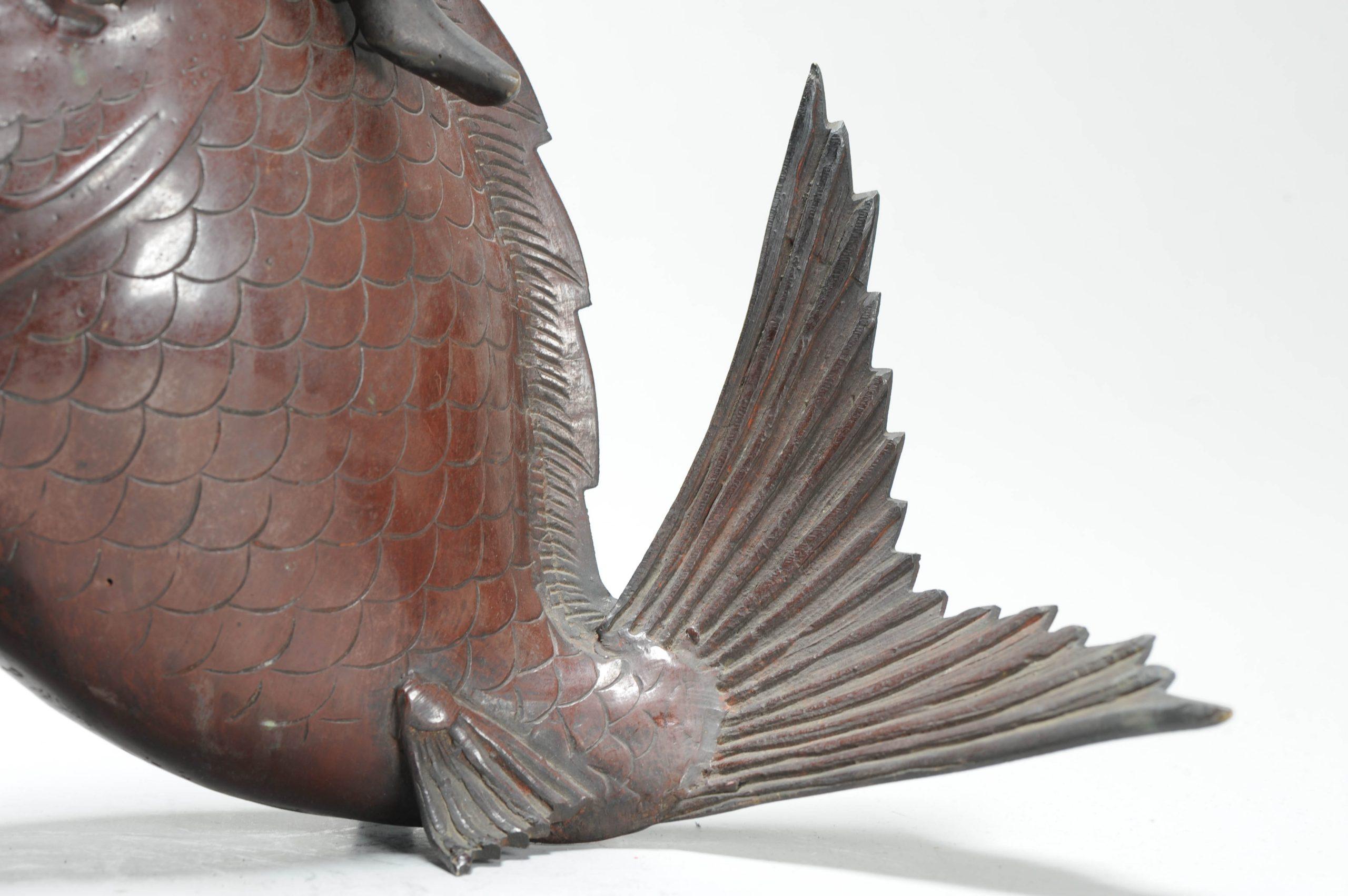 Brûleur d'encens japonais ancien en bronze et cuivre représentant un pêcheur sur un poisson en vente 3