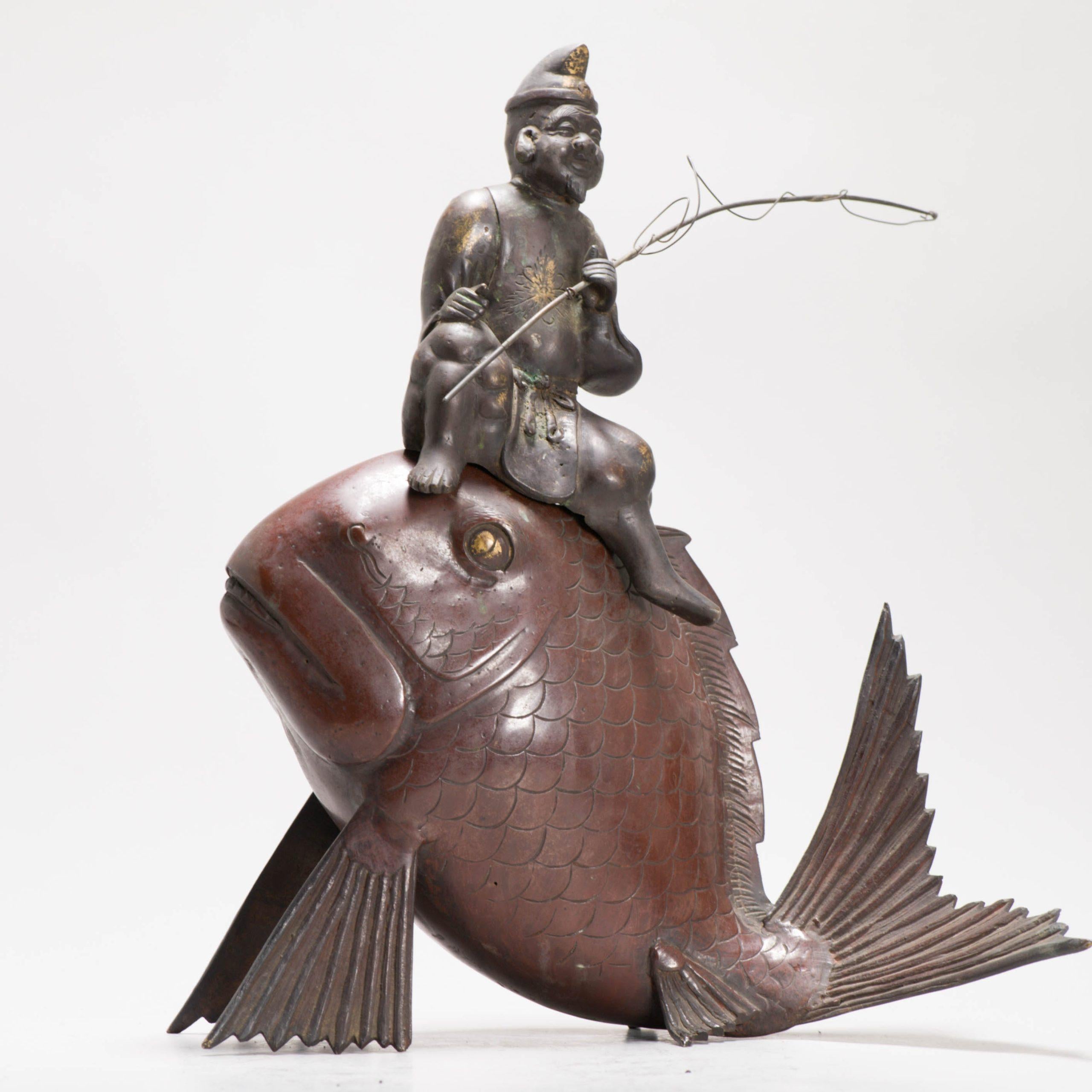 Brûleur d'encens japonais ancien en bronze et cuivre représentant un pêcheur sur un poisson en vente 5
