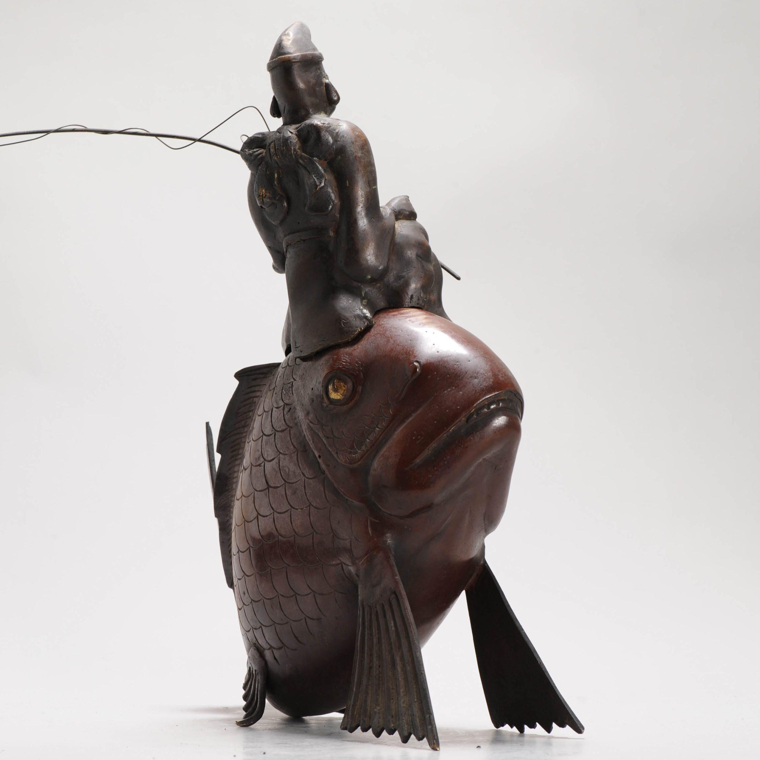Antike japanische Bronze-/Kupferstatue eines Weihrauchbrenners und Fischers auf einem Fisch aus Bronze im Angebot 6