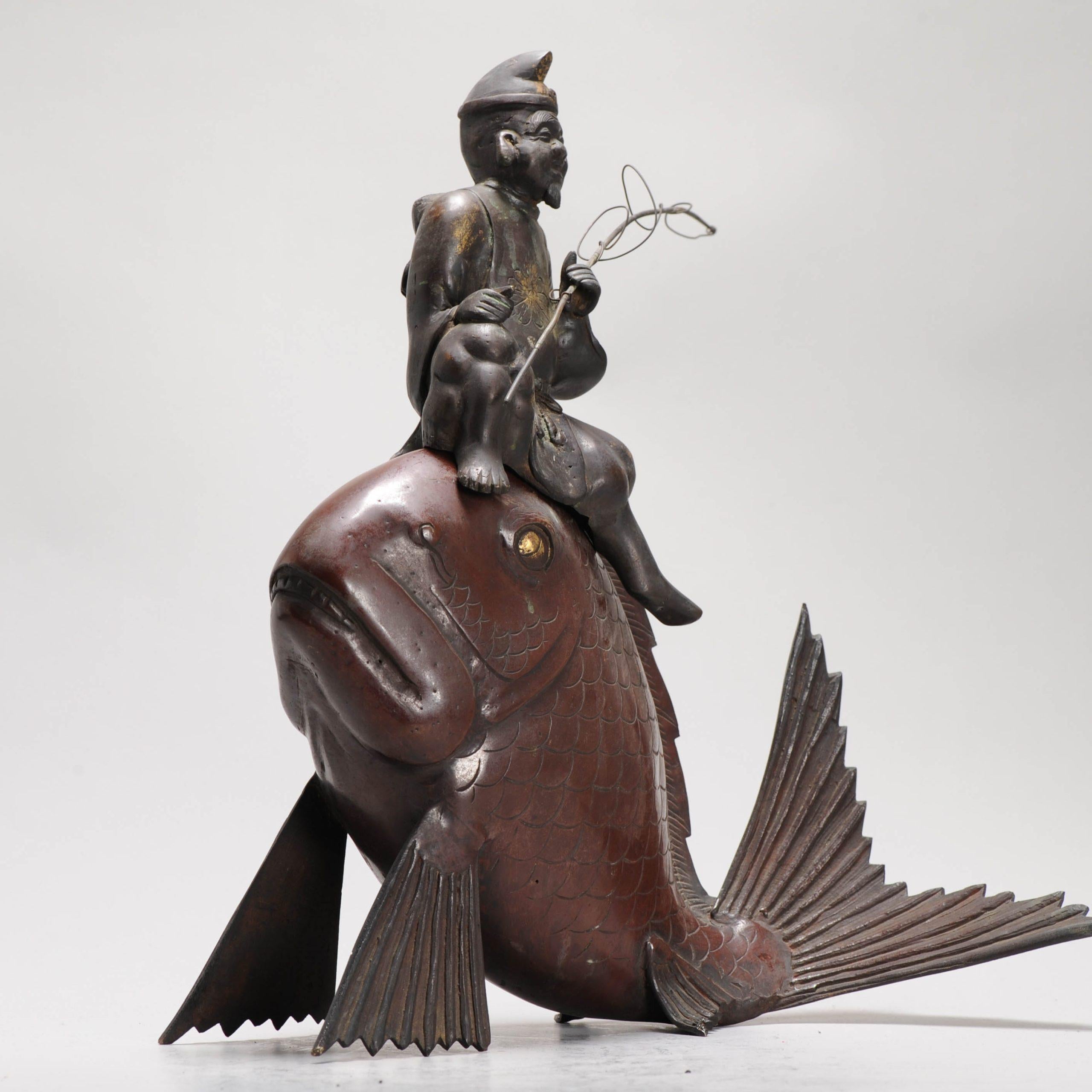 Brûleur d'encens japonais ancien en bronze et cuivre représentant un pêcheur sur un poisson en vente 7