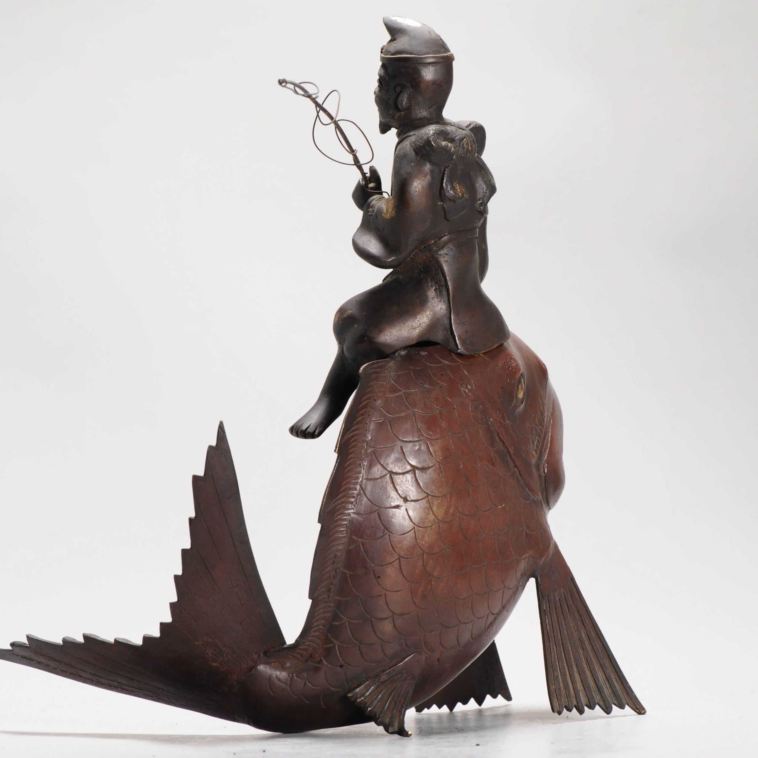 Antike japanische Bronze-/Kupferstatue eines Weihrauchbrenners und Fischers auf einem Fisch aus Bronze im Angebot 9