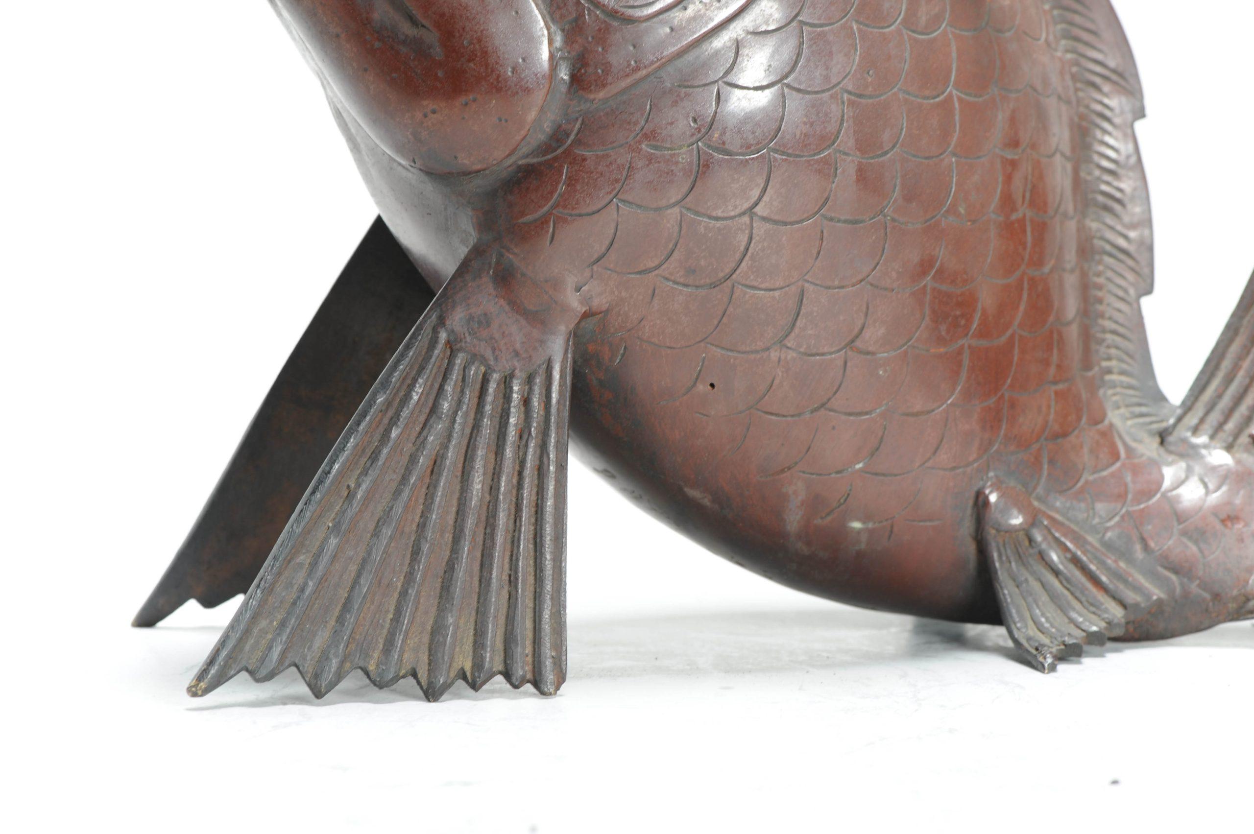 Brûleur d'encens japonais ancien en bronze et cuivre représentant un pêcheur sur un poisson en vente 10