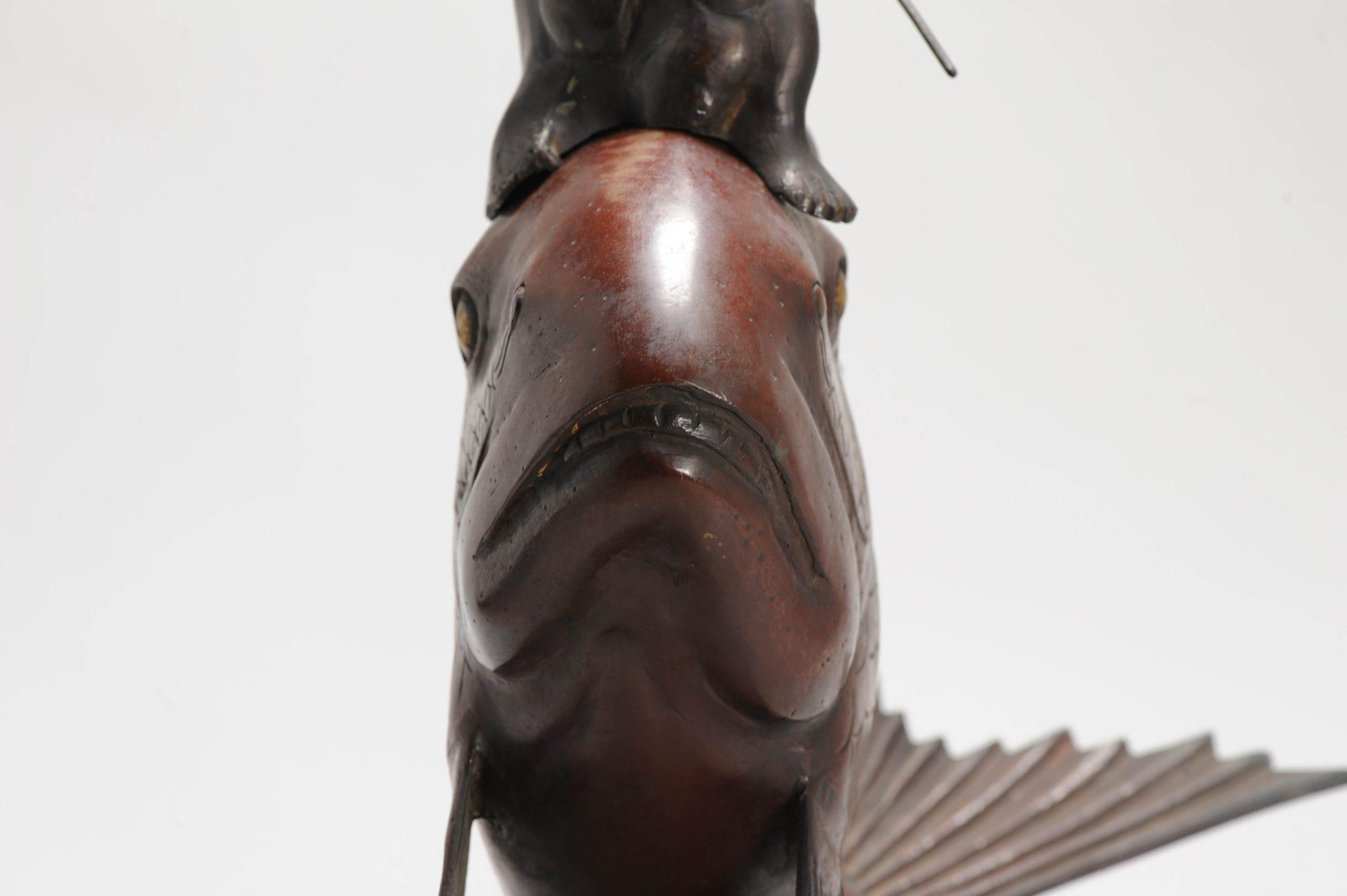 Brûleur d'encens japonais ancien en bronze et cuivre représentant un pêcheur sur un poisson en vente 11
