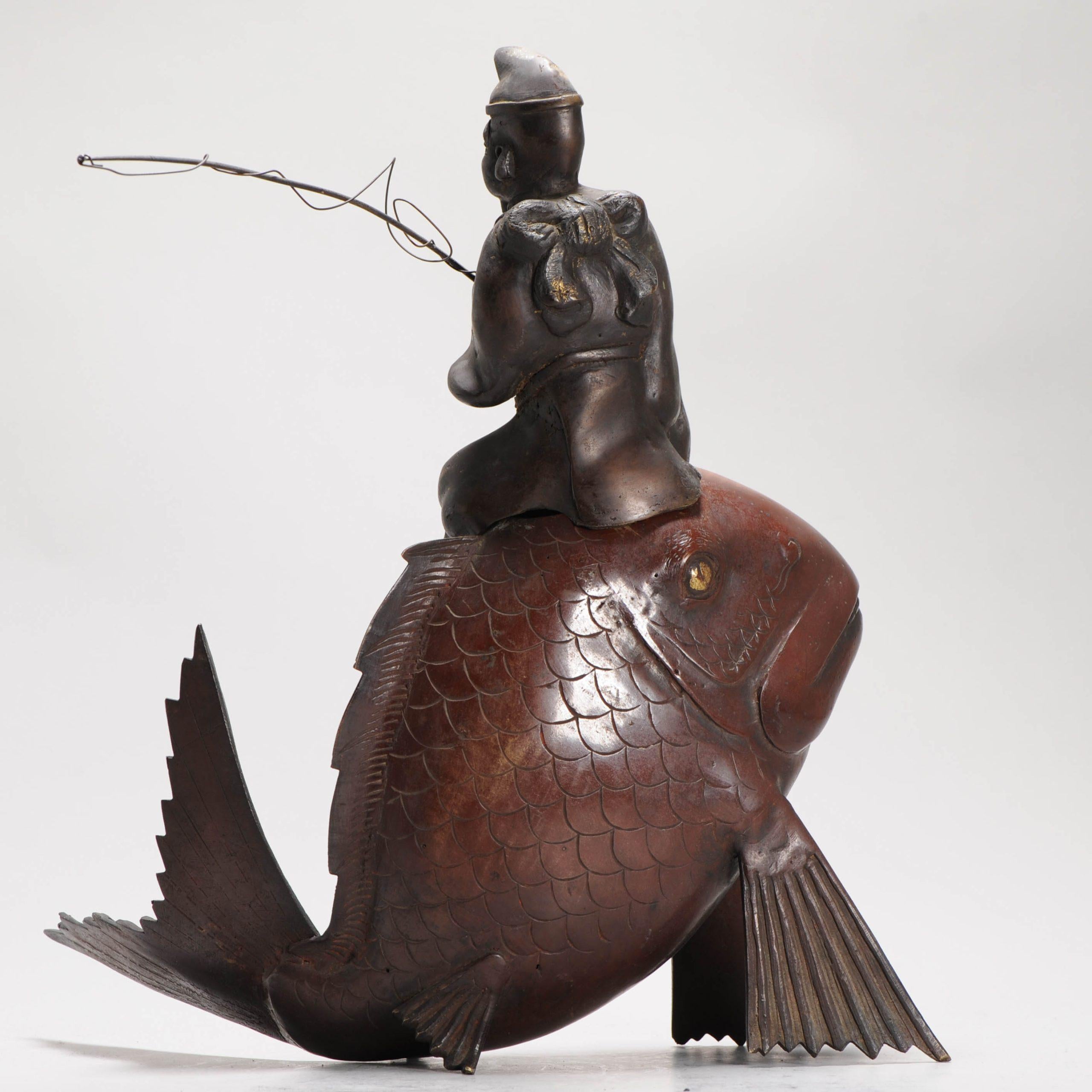 Brûleur d'encens japonais ancien en bronze et cuivre représentant un pêcheur sur un poisson en vente 12