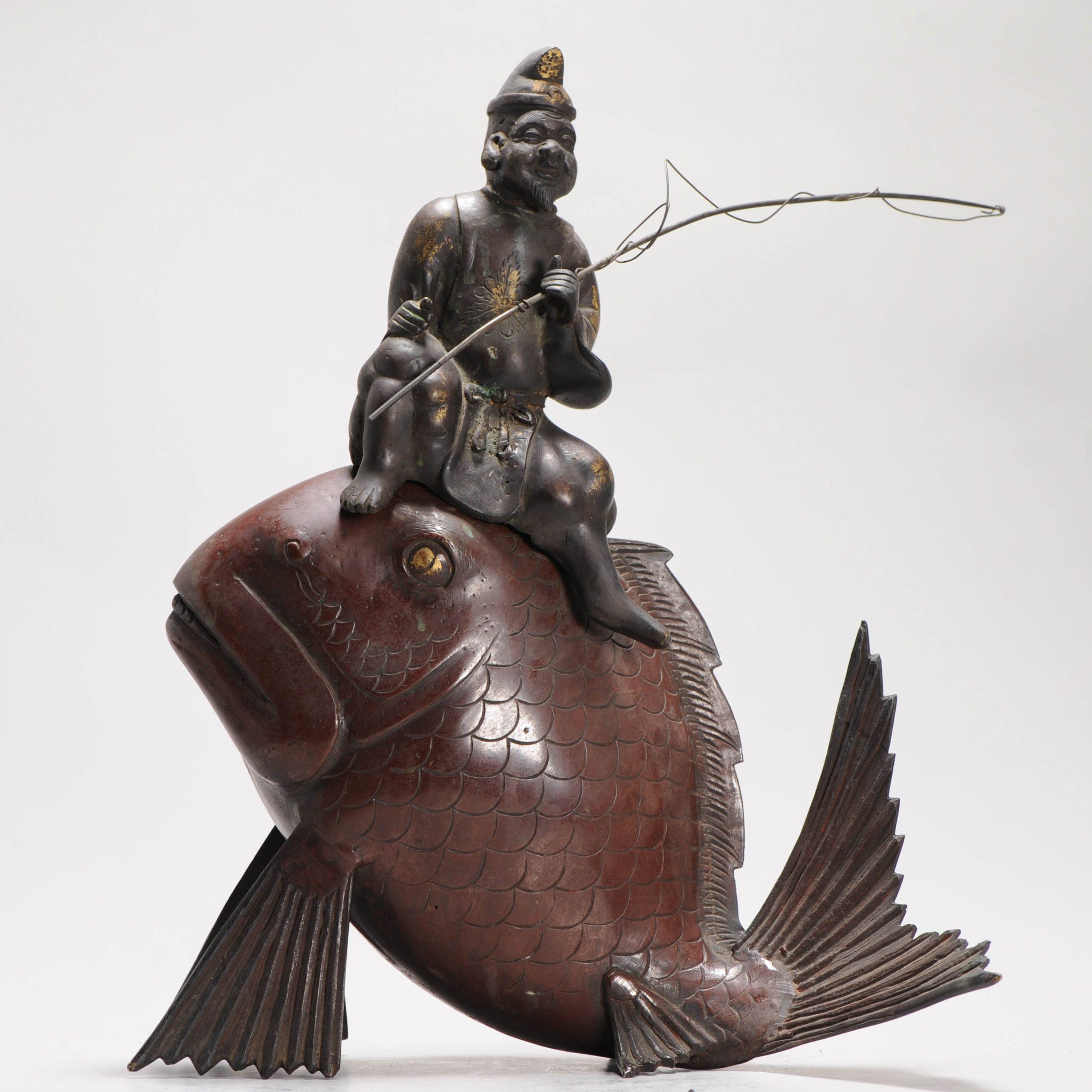 une très belle statue d'un pêcheur sur un poisson

Condit
40 x 35 cm. Bon état avec des signes d'usure.
Période
19ème siècle 