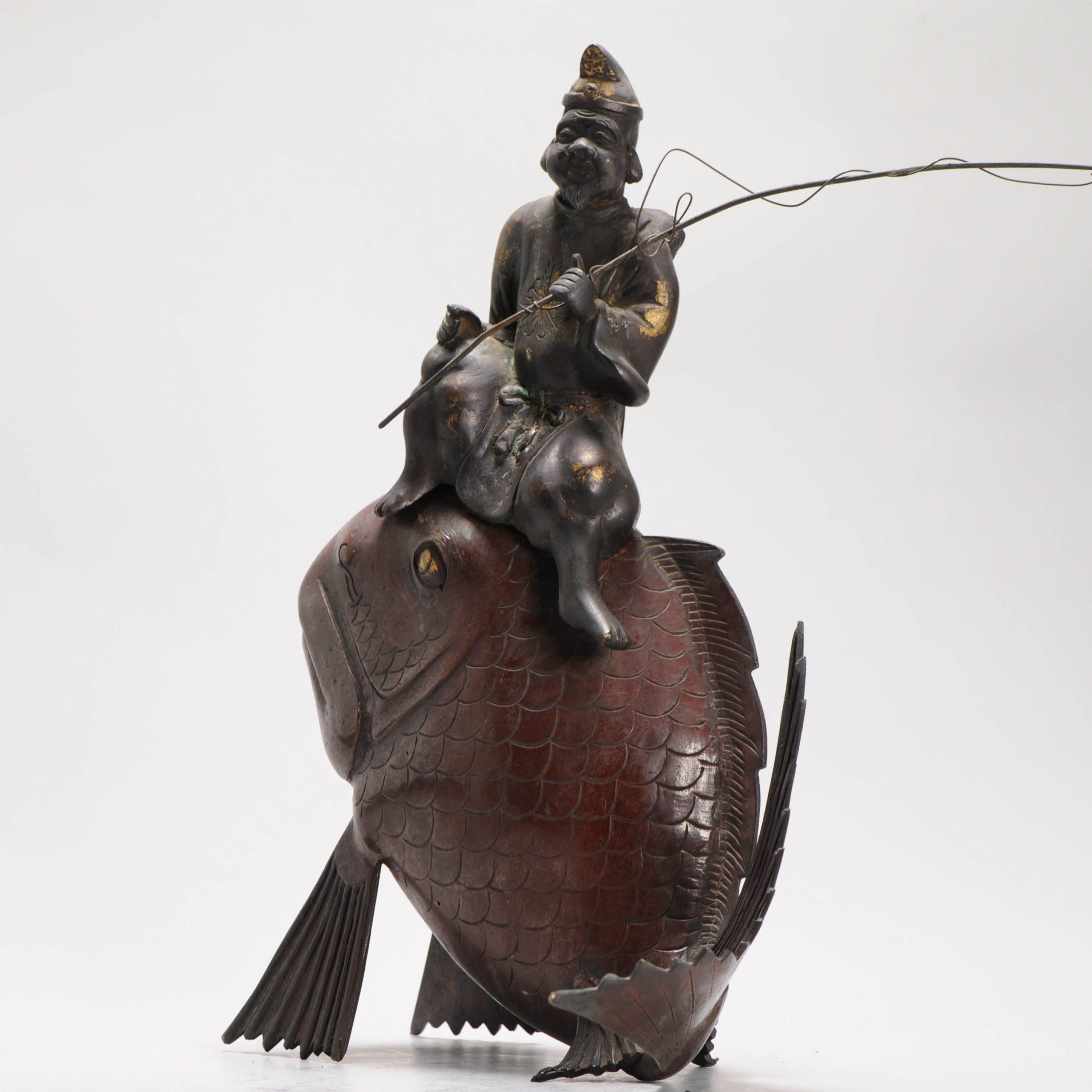 Brûleur d'encens japonais ancien en bronze et cuivre représentant un pêcheur sur un poisson en vente 13