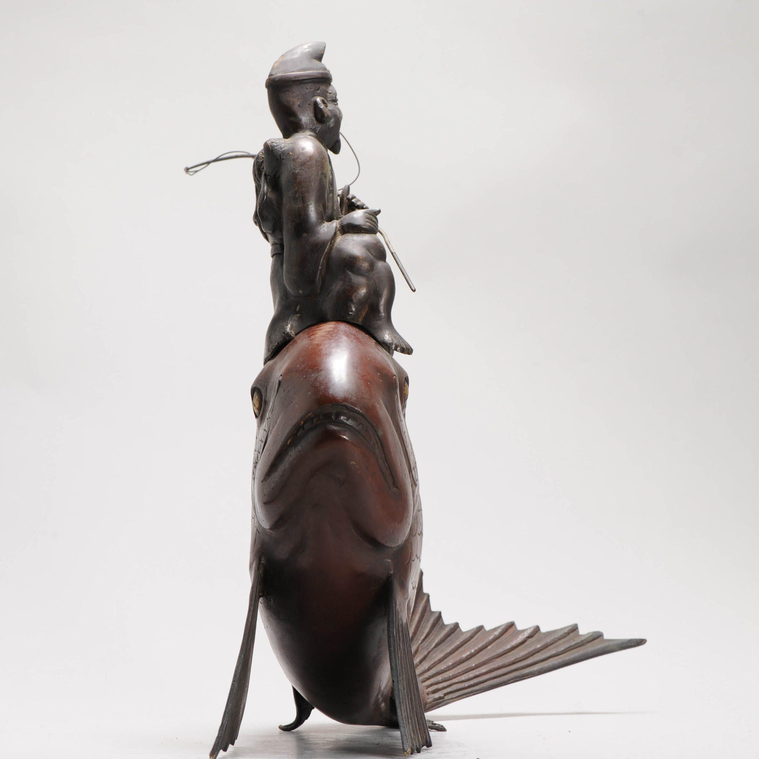 Antike japanische Bronze-/Kupferstatue eines Weihrauchbrenners und Fischers auf einem Fisch aus Bronze (Meiji-Periode) im Angebot