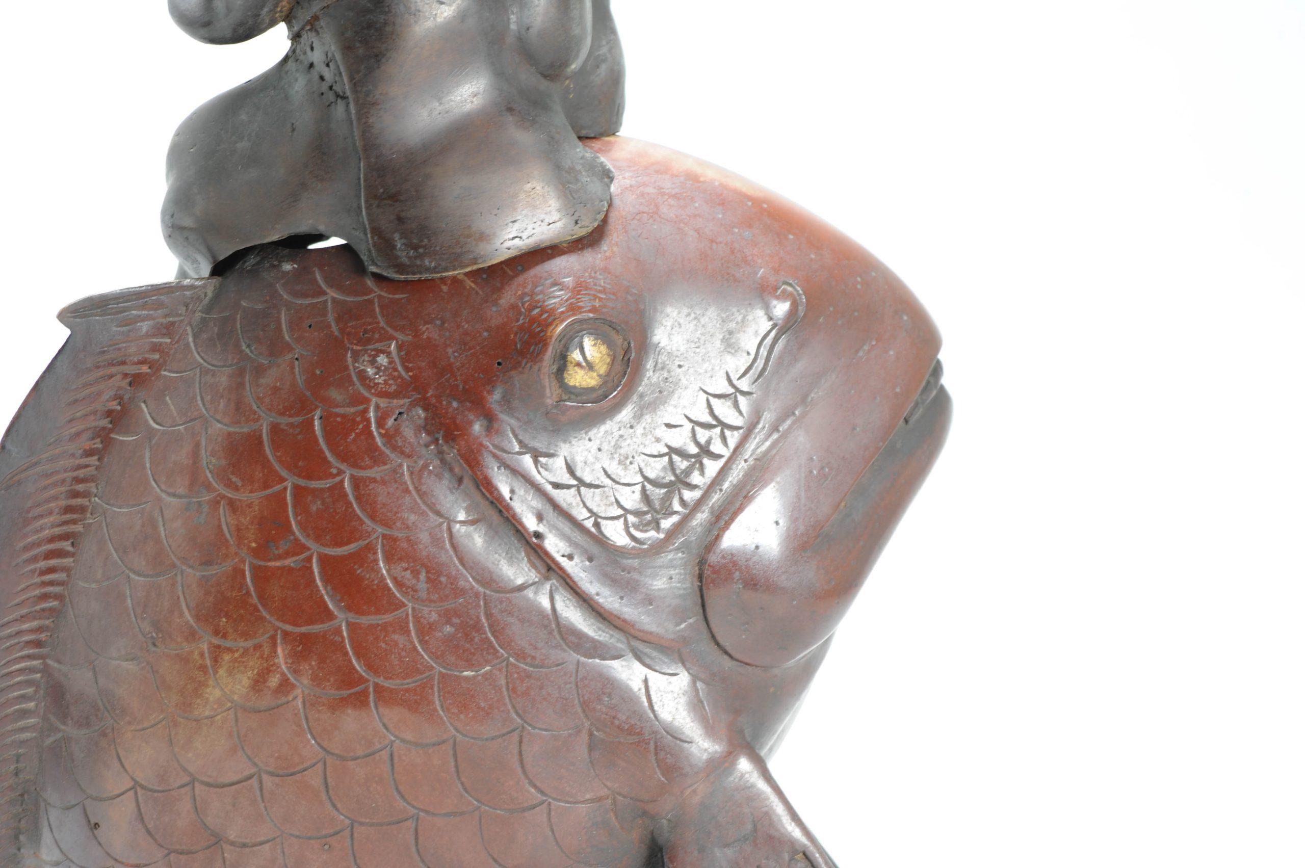 Japonais Brûleur d'encens japonais ancien en bronze et cuivre représentant un pêcheur sur un poisson en vente