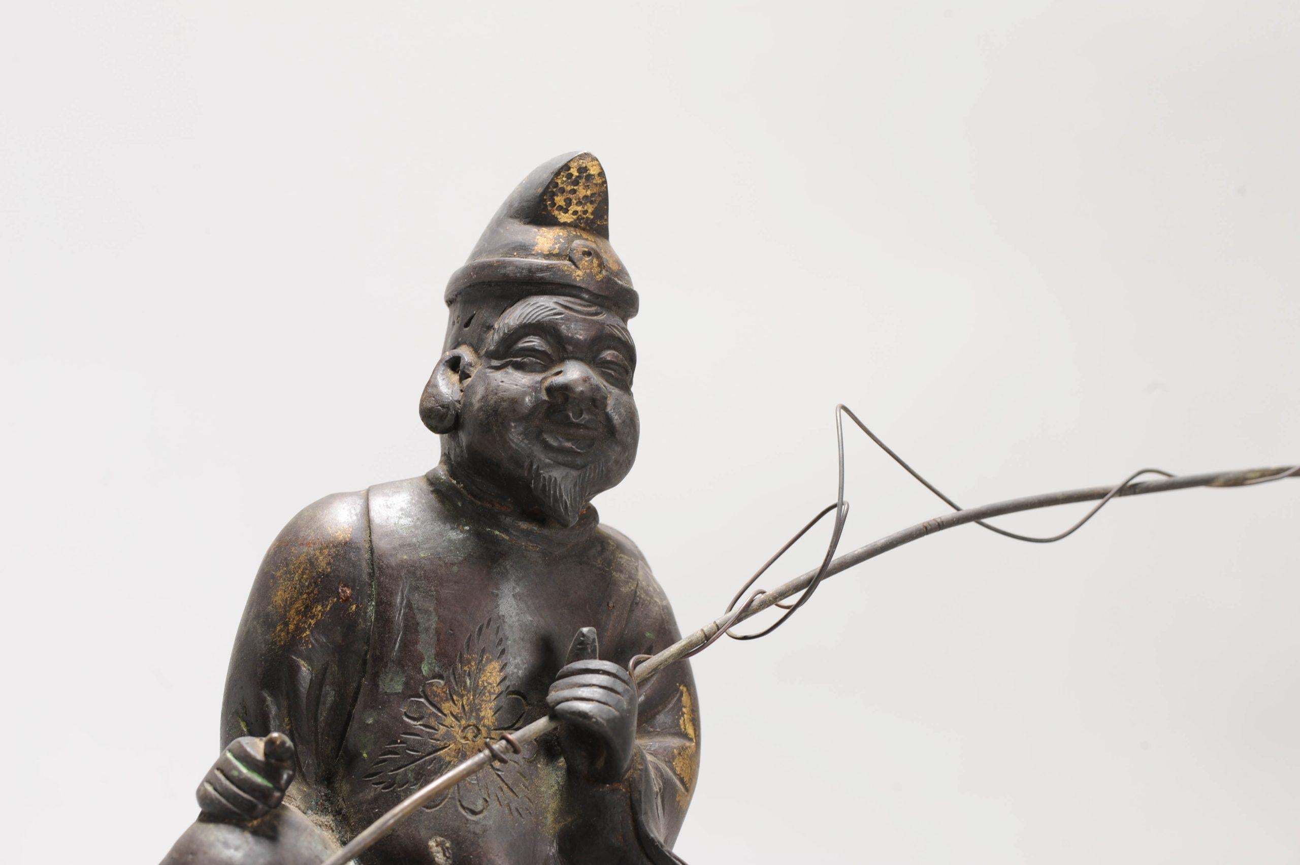 Brûleur d'encens japonais ancien en bronze et cuivre représentant un pêcheur sur un poisson Excellent état - En vente à Amsterdam, Noord Holland