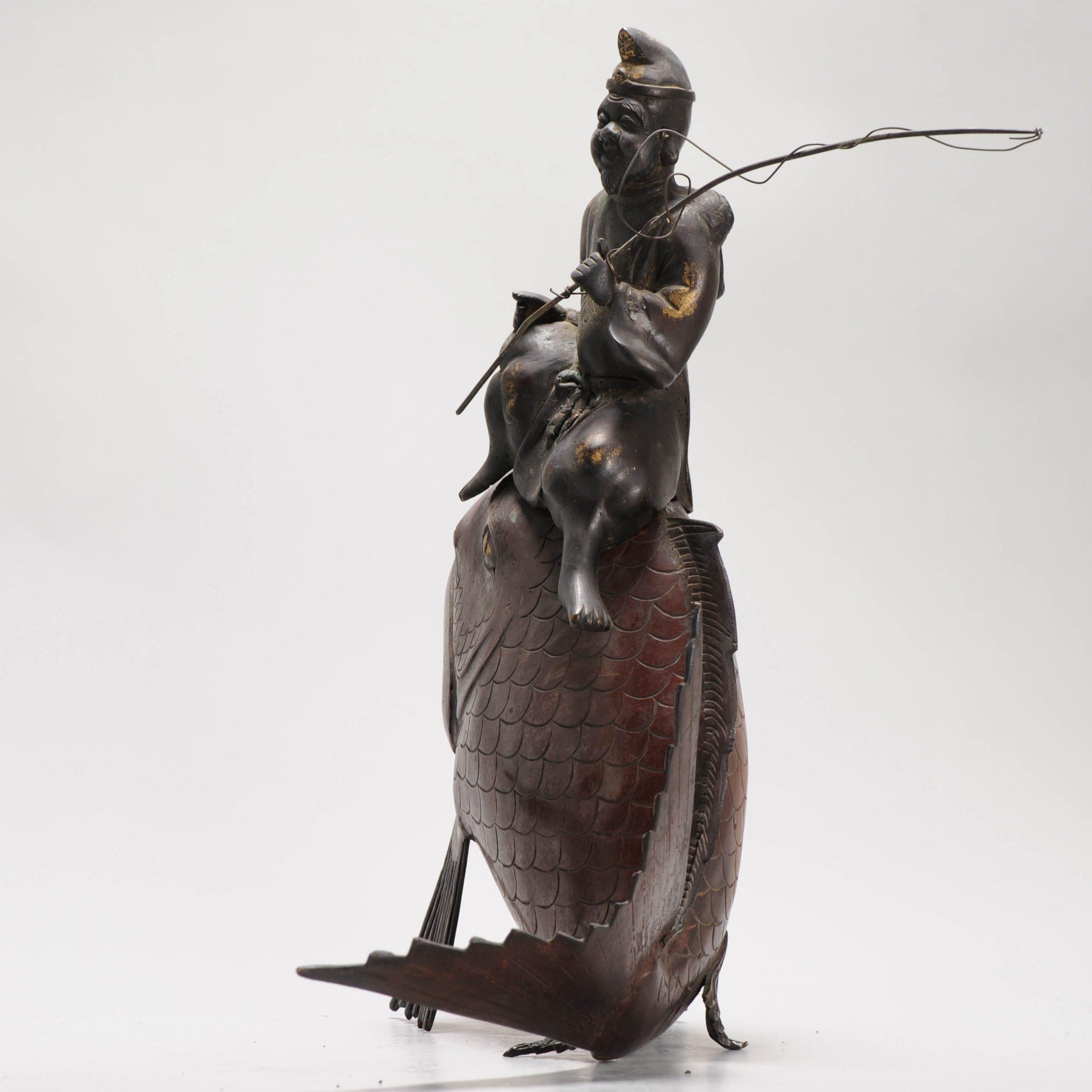XIXe siècle Brûleur d'encens japonais ancien en bronze et cuivre représentant un pêcheur sur un poisson en vente