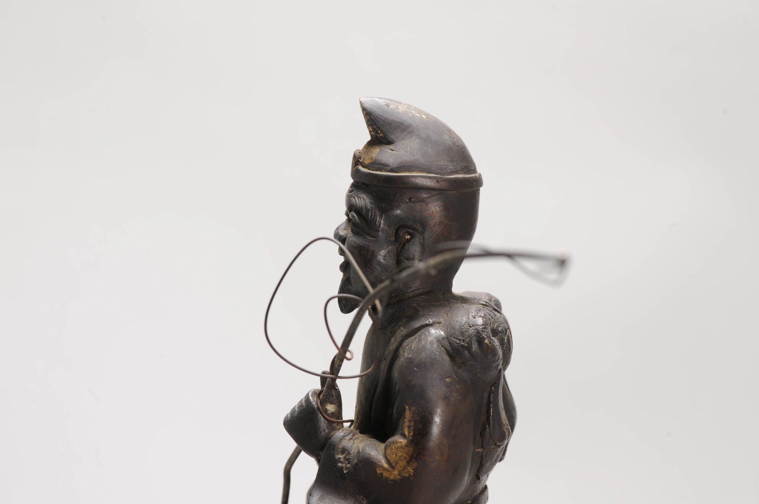 Métal Brûleur d'encens japonais ancien en bronze et cuivre représentant un pêcheur sur un poisson en vente