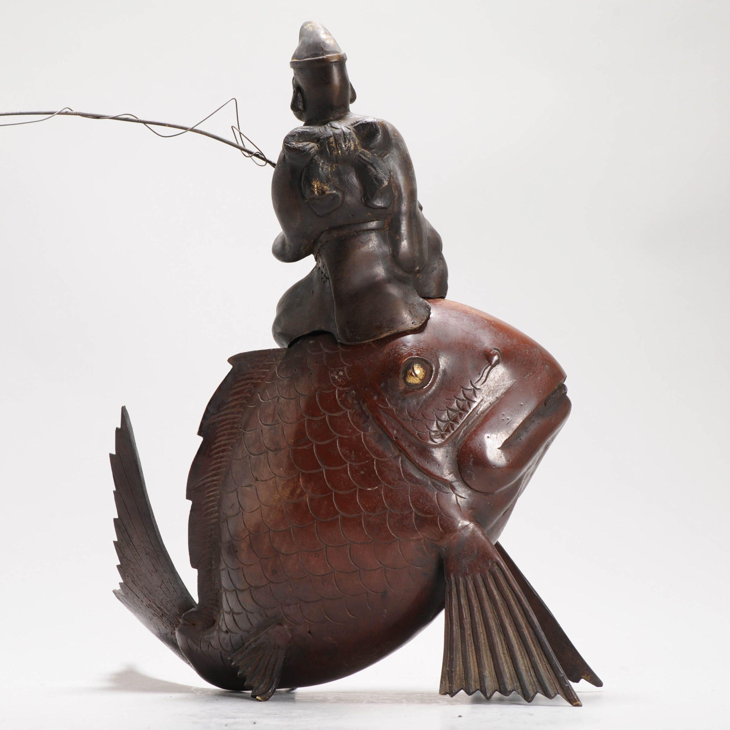 Antike japanische Bronze-/Kupferstatue eines Weihrauchbrenners und Fischers auf einem Fisch aus Bronze im Angebot 1