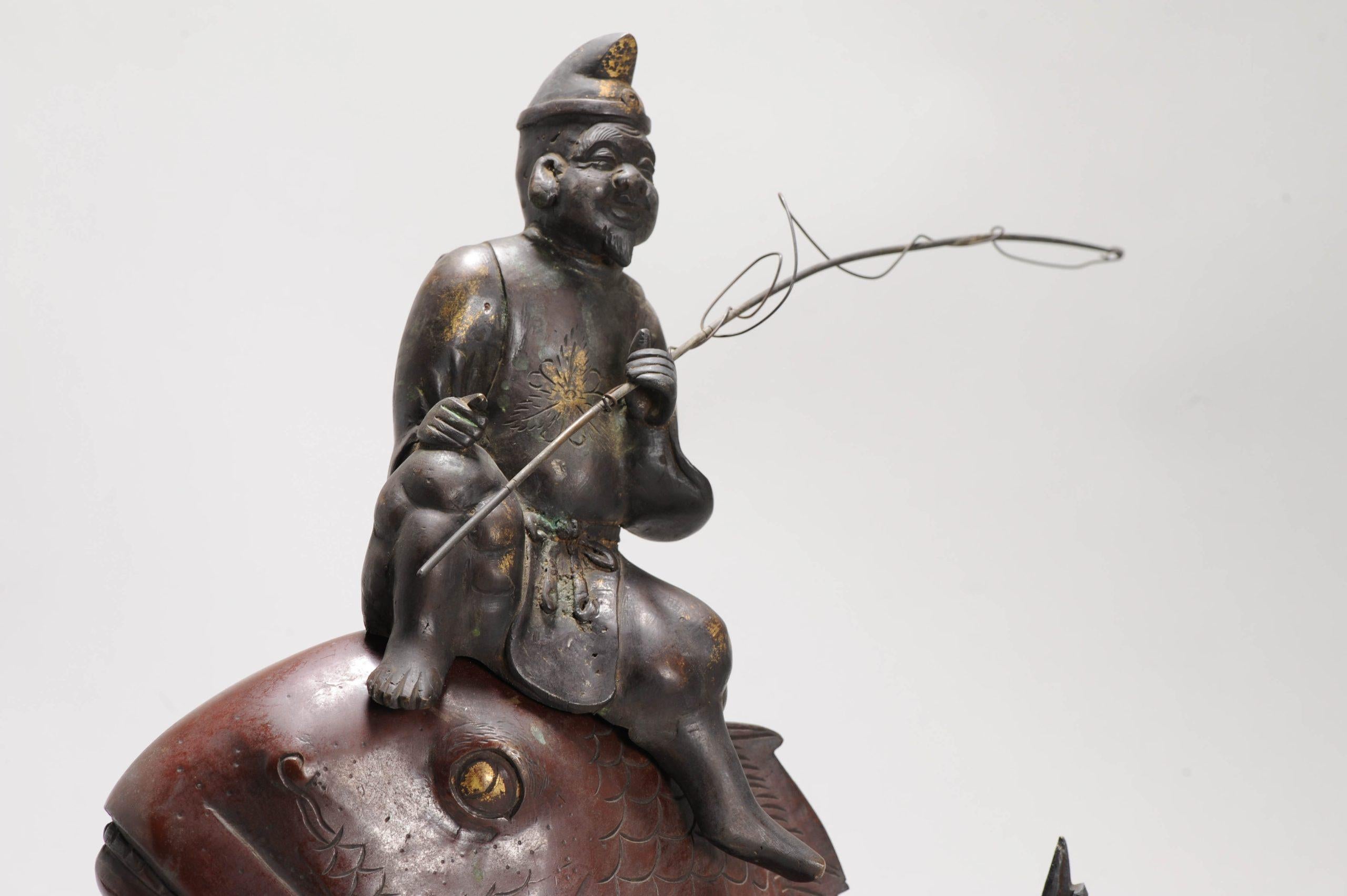 Antike japanische Bronze-/Kupferstatue eines Weihrauchbrenners und Fischers auf einem Fisch aus Bronze im Angebot 2