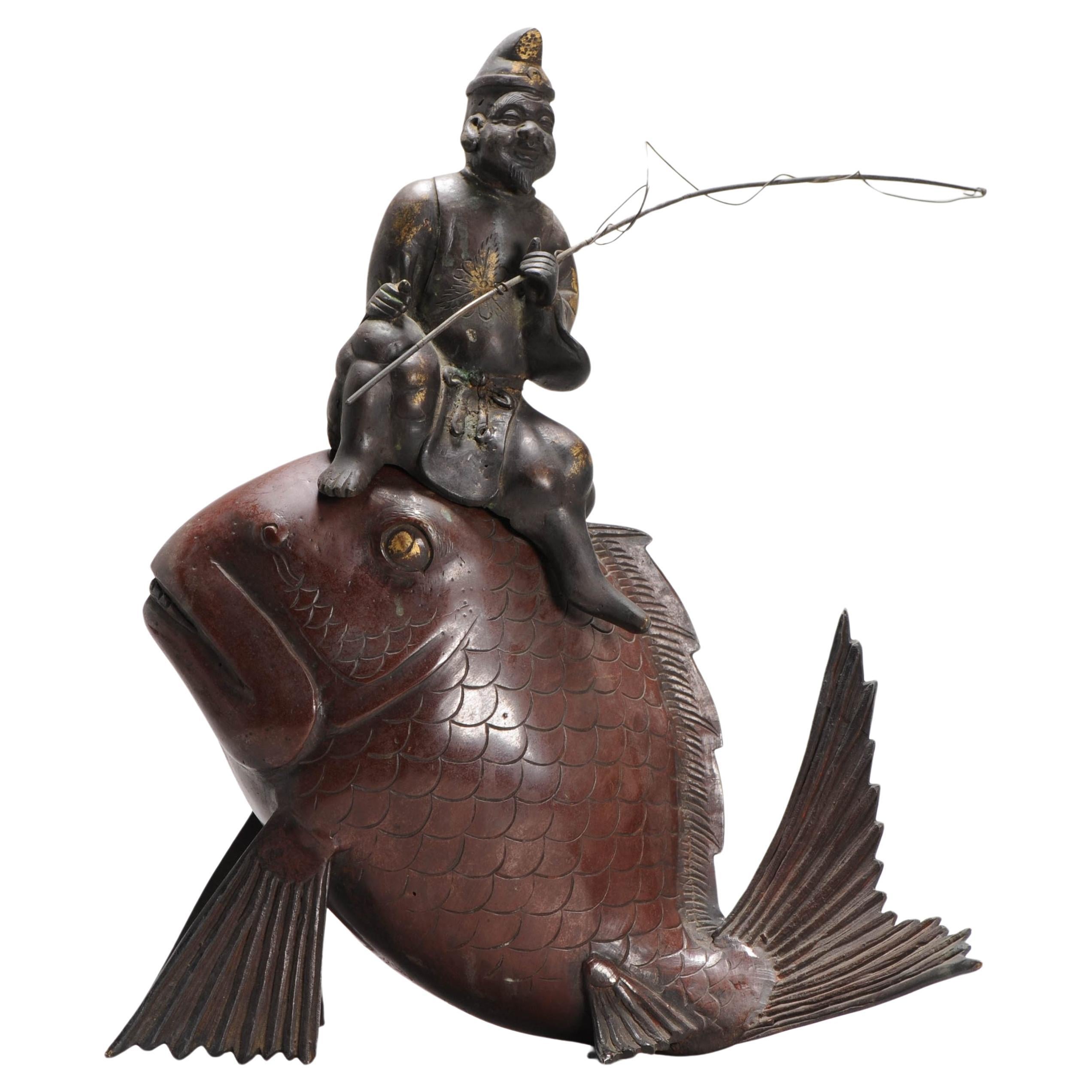 Antike japanische Bronze-/Kupferstatue eines Weihrauchbrenners und Fischers auf einem Fisch aus Bronze im Angebot