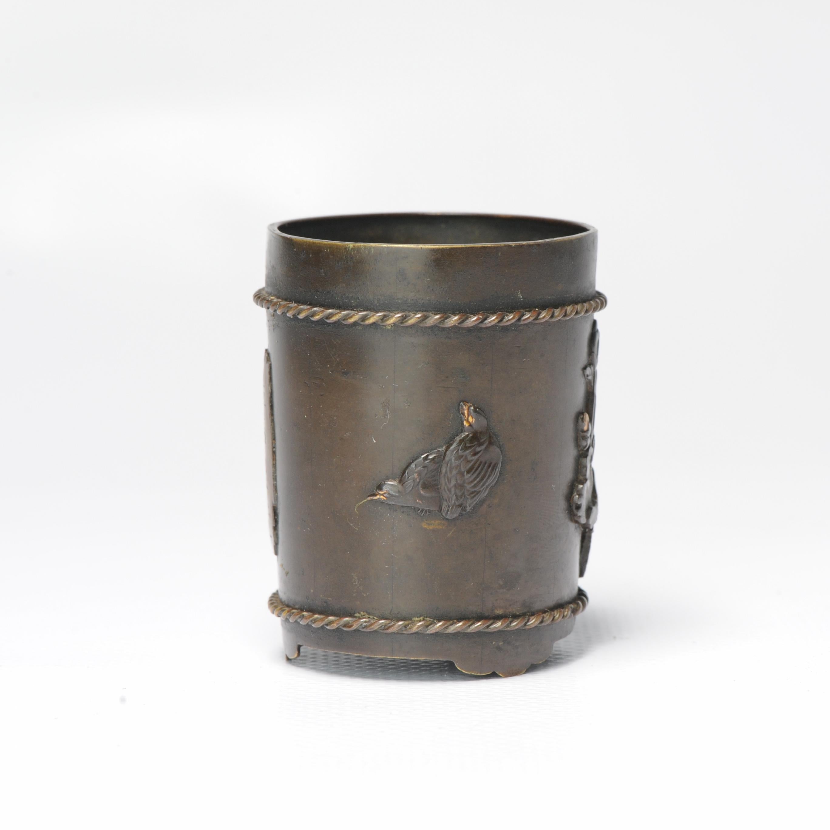 Jarre joliment réalisée avec de belles nuances de couleurs et de la dorure.

Marqué sur le côté : fabriqué par Sato.

Informations complémentaires :
MATERIAL : Porcelaine et poterie
Région d'origine : Japon
Période : XIXe siècle Période Edo