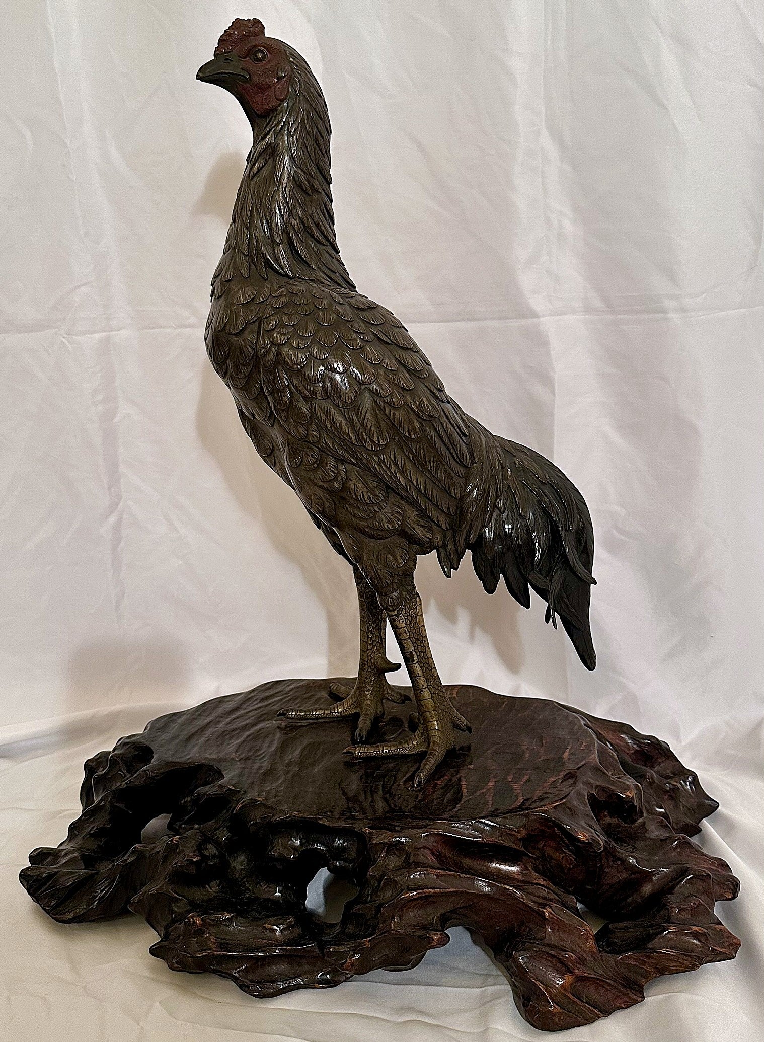 Antica statua di gallo giapponese in bronzo (un importante simbolo di coraggio), circa 1900-1910.  