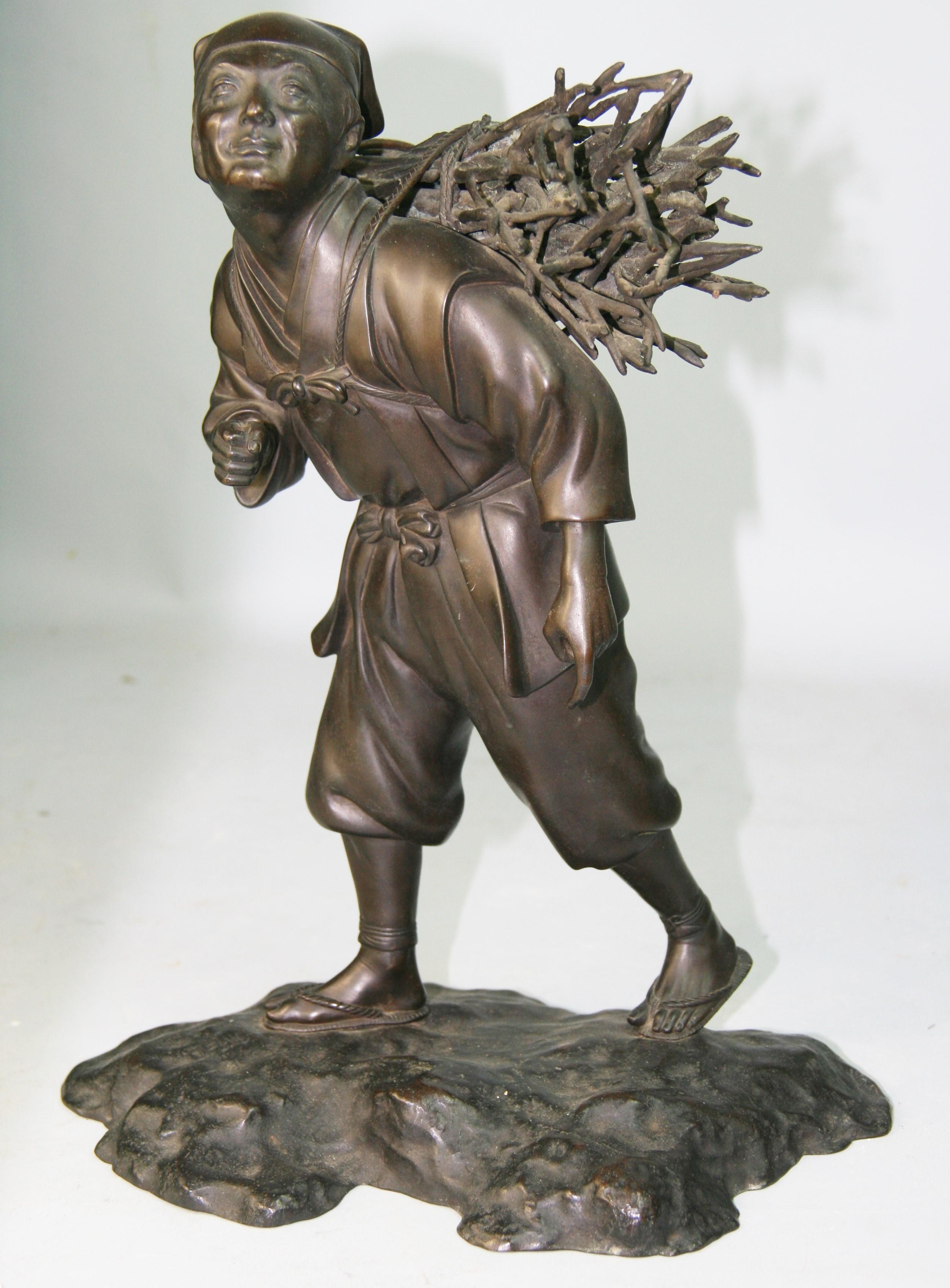 1351 Japanische Bronzeskulptur eines Arbeiters, der Holz trägt.
Unglaubliche Details.