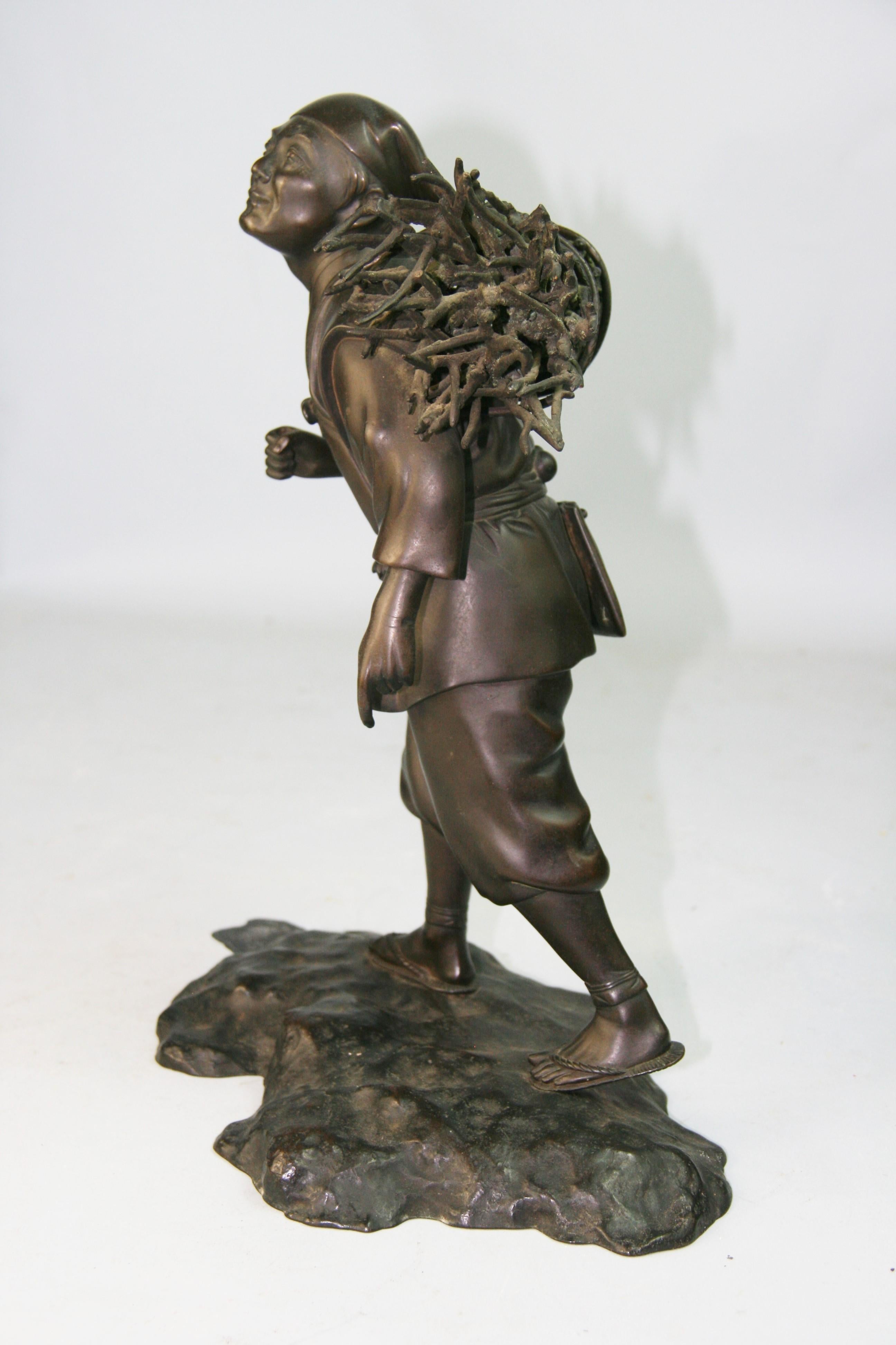 Sculpture japonaise ancienne en bronze d'un travailleur paysan des années 1920 en vente 1