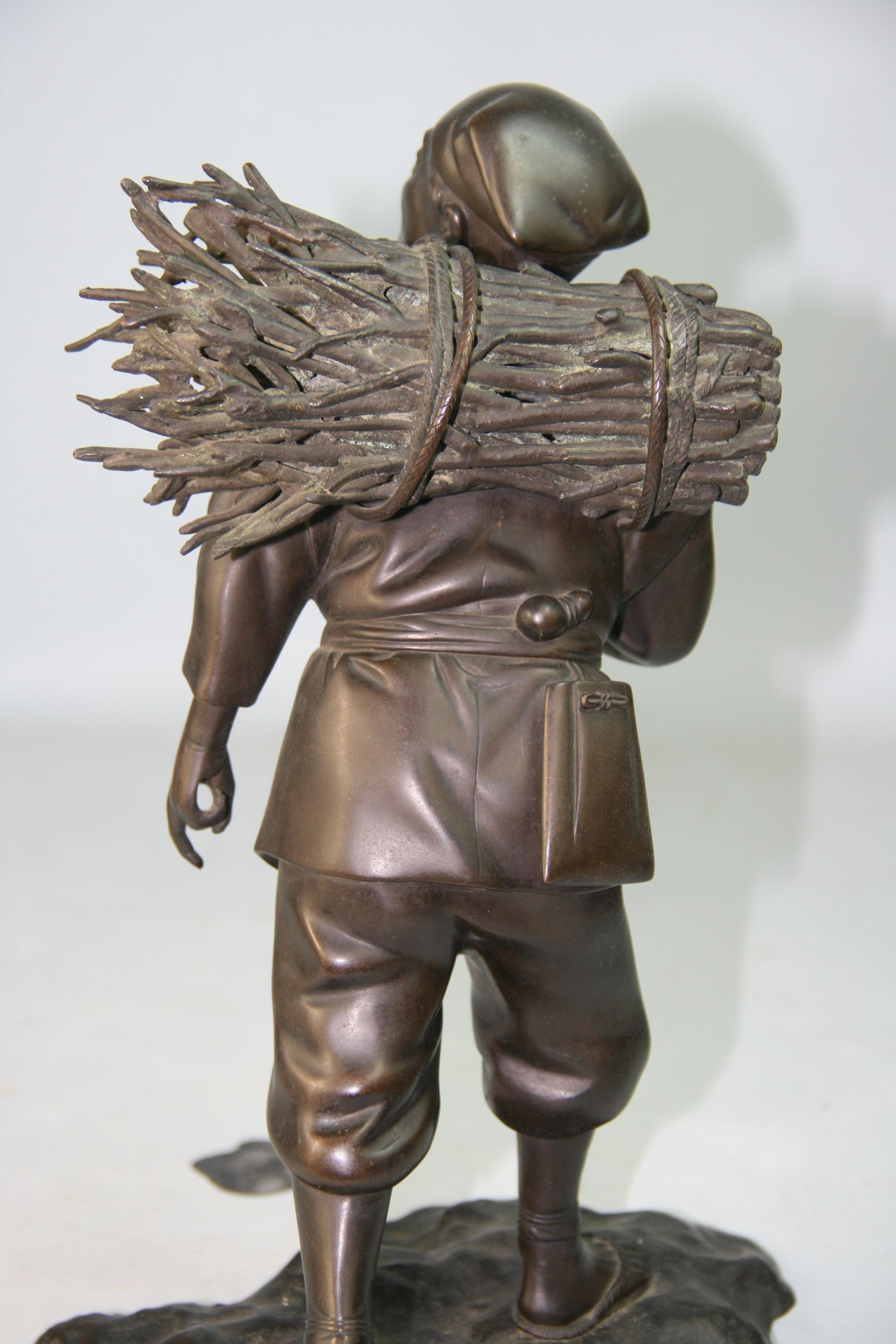Sculpture japonaise ancienne en bronze d'un travailleur paysan des années 1920 en vente 4