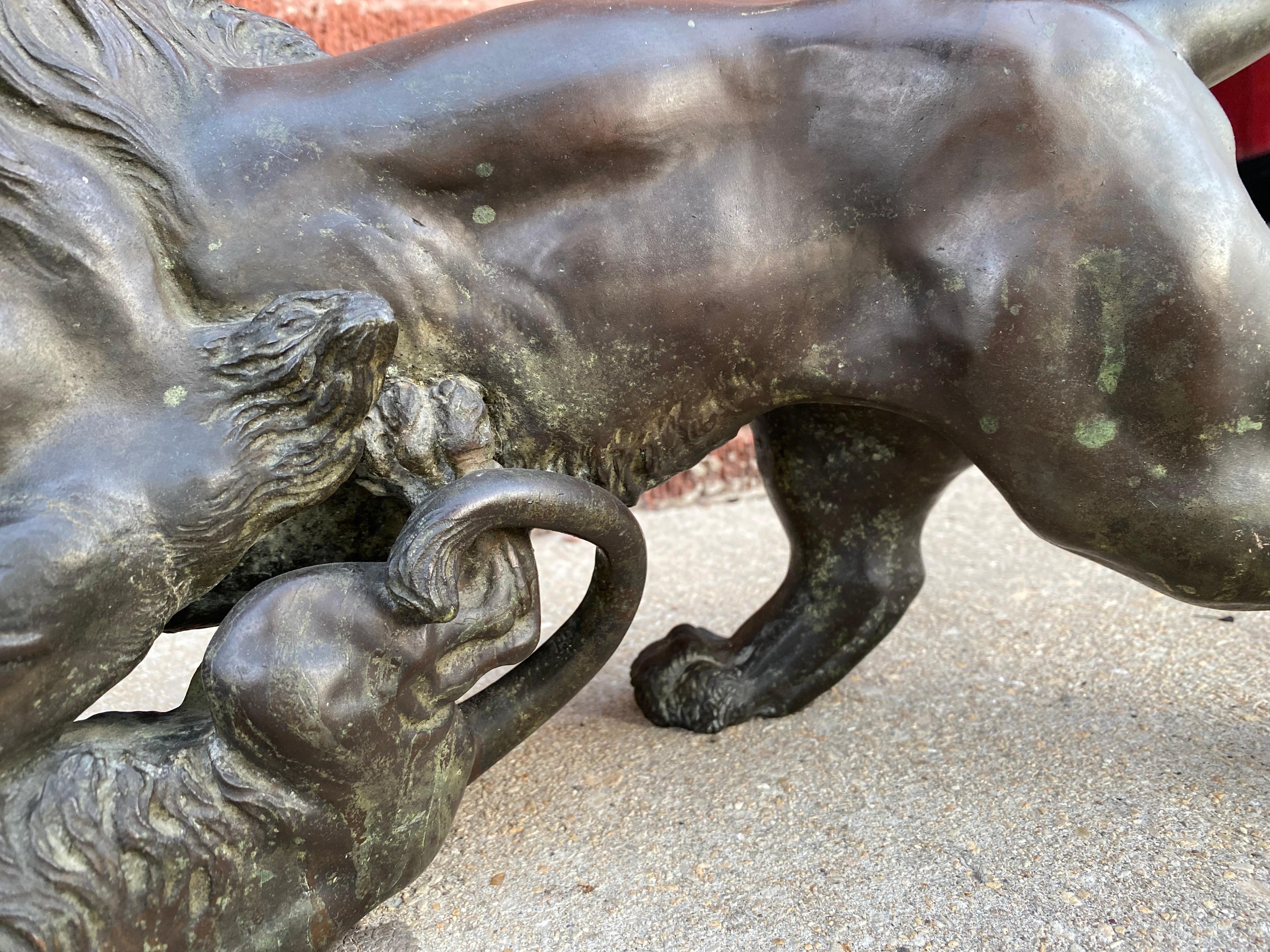 Antike japanische Bronzeskulptur eines sich aufbäumenden Löwen gegenüber. Tiger im Zustand „Gut“ im Angebot in Chicago, IL