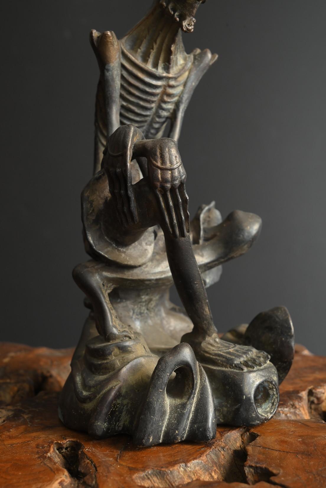 Antica statua giapponese in bronzo di Buddha in pratica ascetica / fine XIX secolo in vendita 5