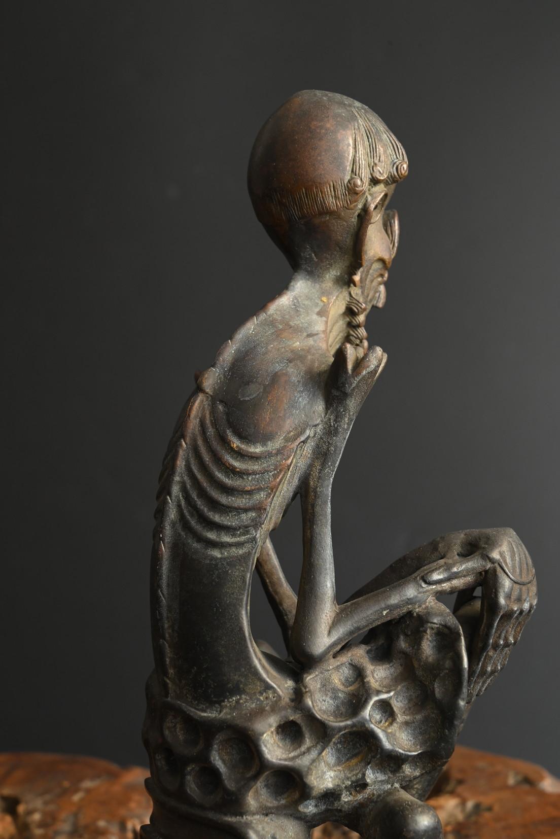 Antica statua giapponese in bronzo di Buddha in pratica ascetica / fine XIX secolo in vendita 8