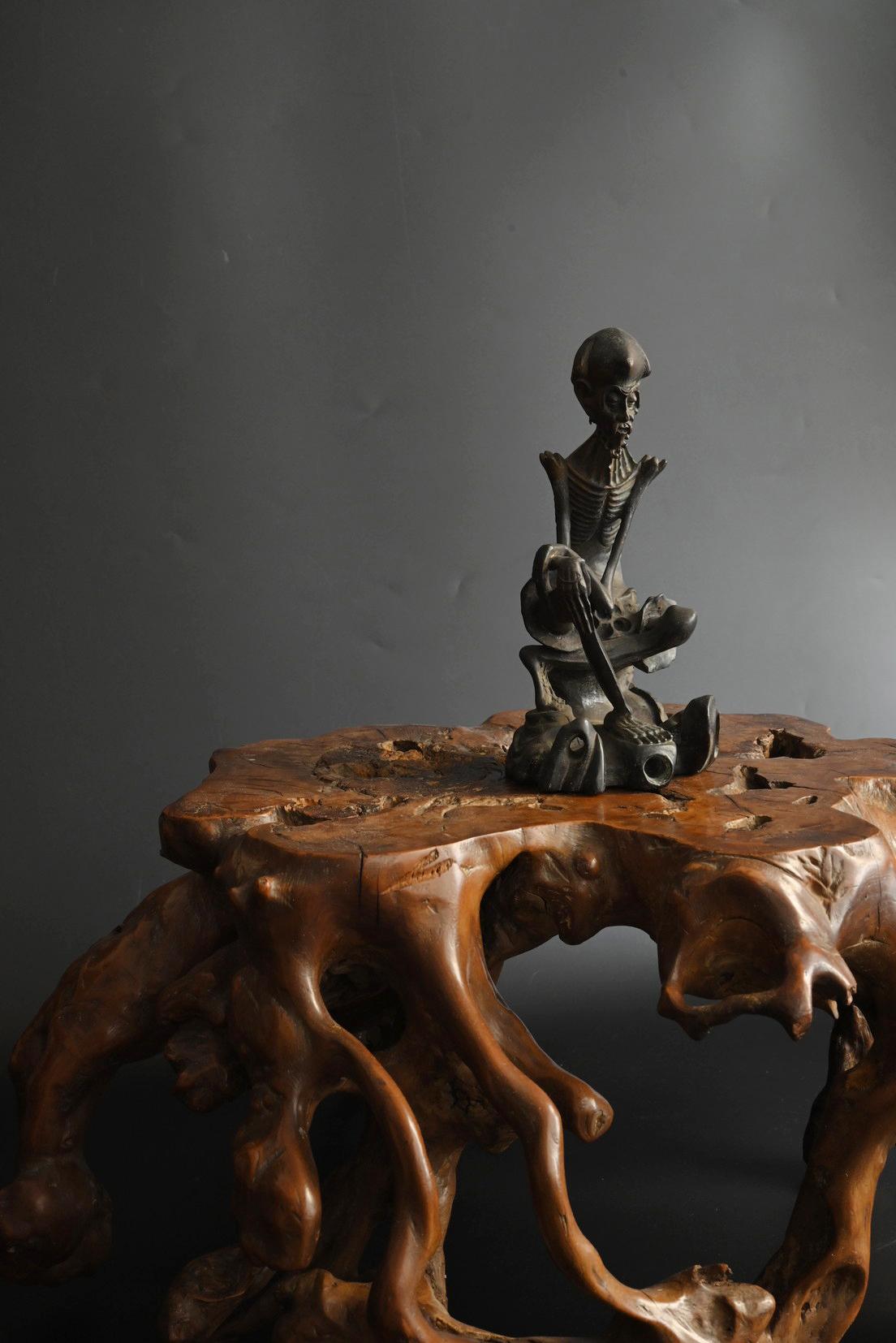 Antica statua giapponese in bronzo di Buddha in pratica ascetica / fine XIX secolo in vendita 11
