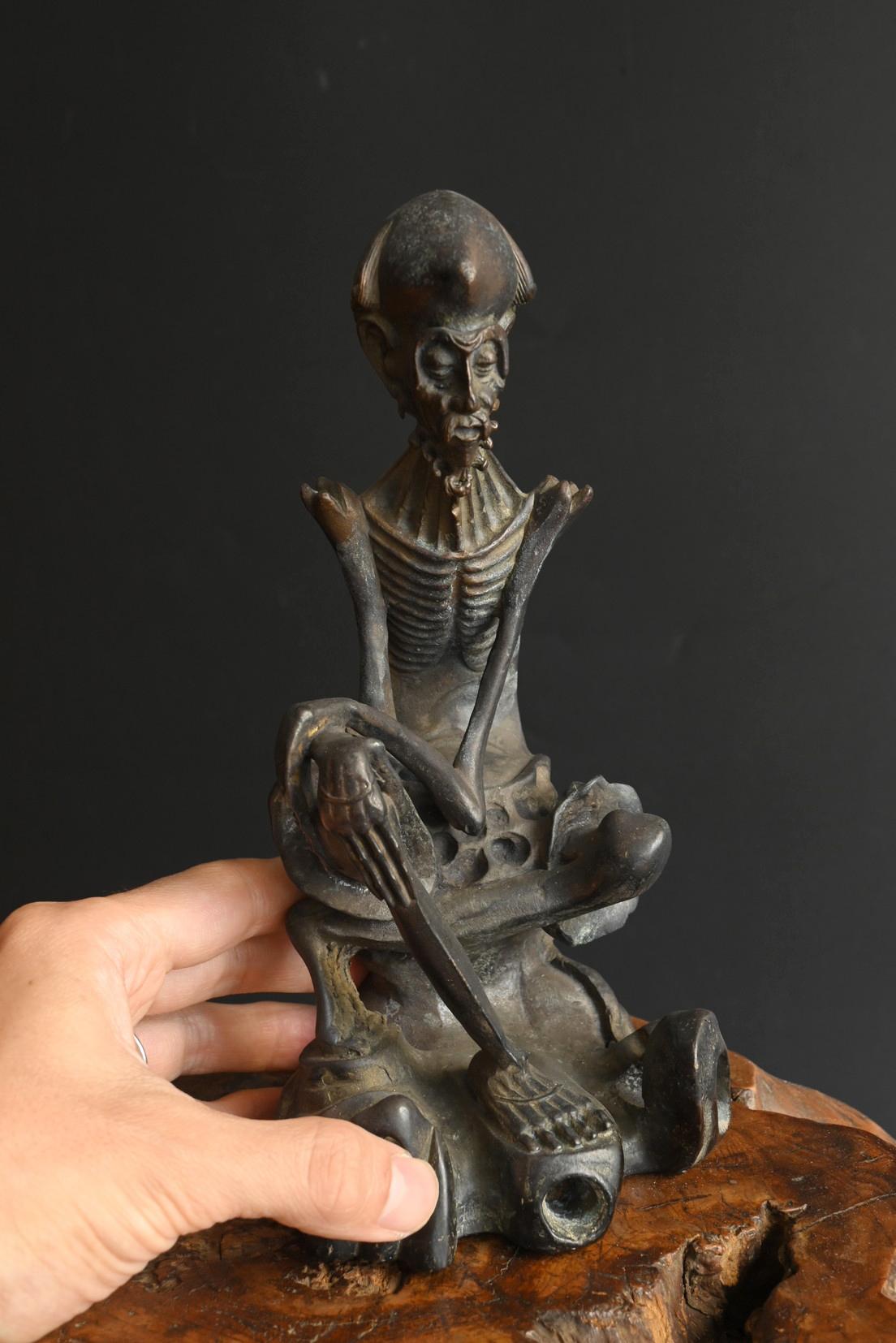 Questa statua in bronzo di Shakyamuni che si sottopone a pratiche ascetiche si pensa sia stata realizzata tra il periodo Meiji e il primo periodo Showa. Le statue ascetiche di Shakyamuni sono statue buddiste che raffigurano il rigoroso allenamento a