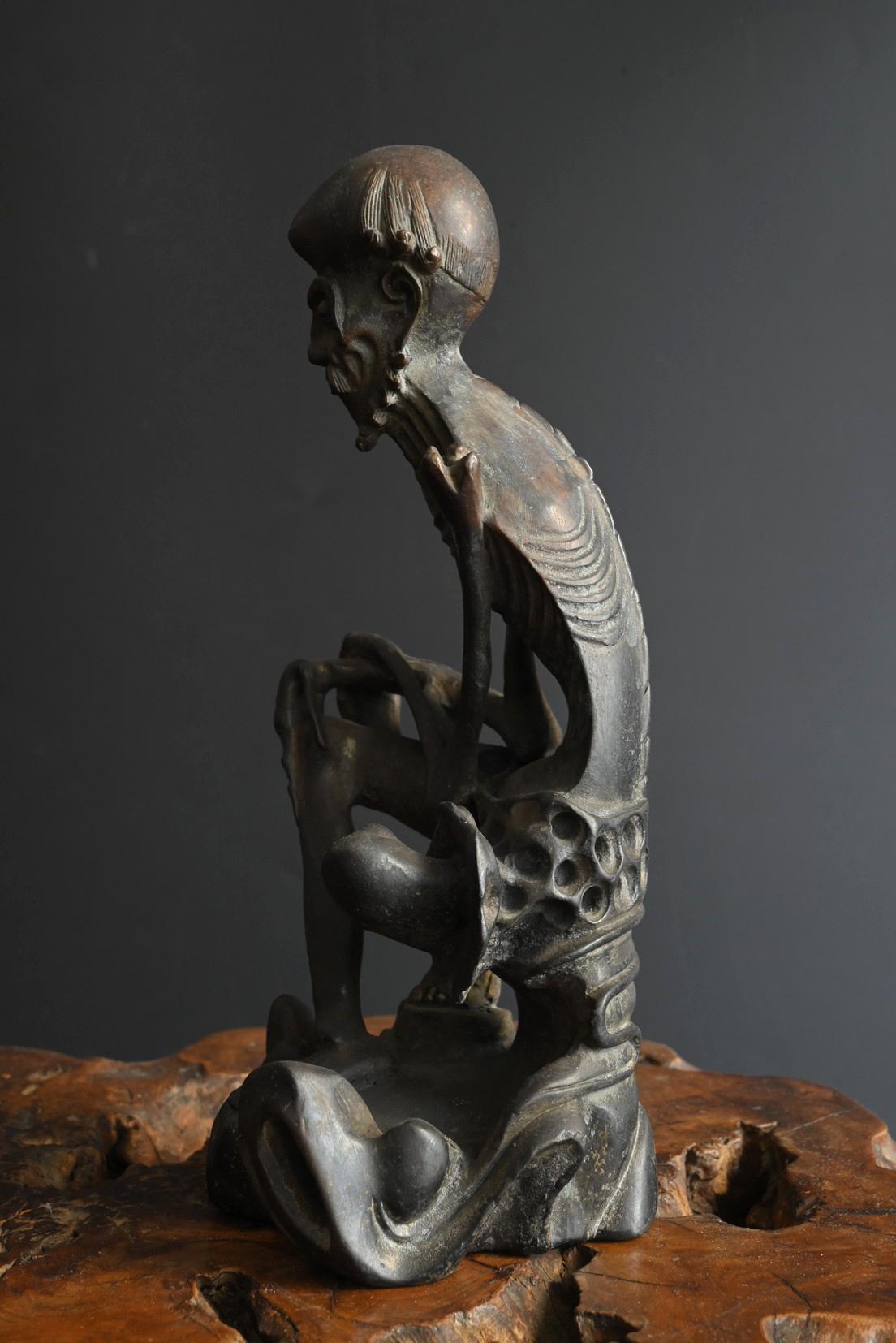 Calco Antica statua giapponese in bronzo di Buddha in pratica ascetica / fine XIX secolo in vendita